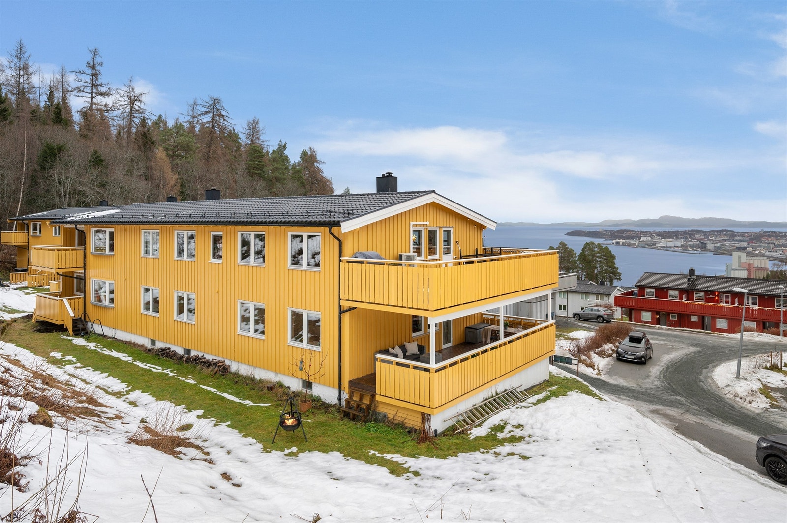 Området byr på en fin kombinasjon av bynær beliggenhet og nærhet til grønne omgivelser, perfekt for deg som ønsker en rolig hverdag uten å gi slipp på byens tilbud. Galleribilde