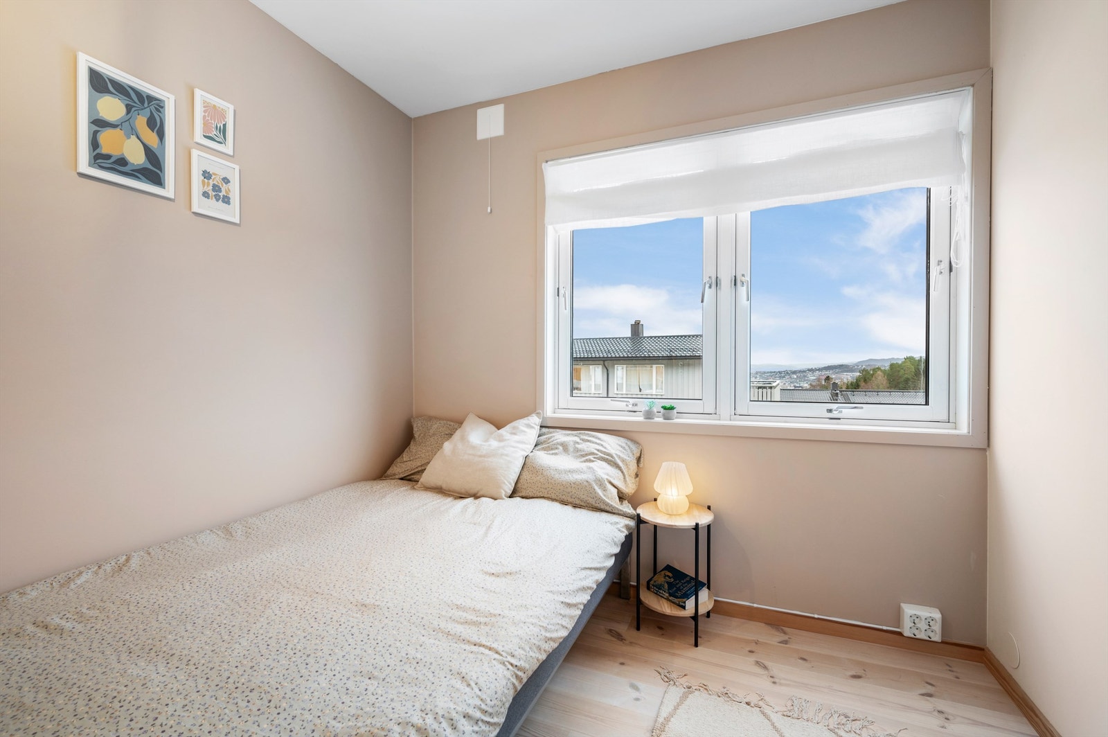 Soverom 2 er på 6 kvm og kan fint benyttes som barnerom eller kontor hvis ønskelig. Galleribilde