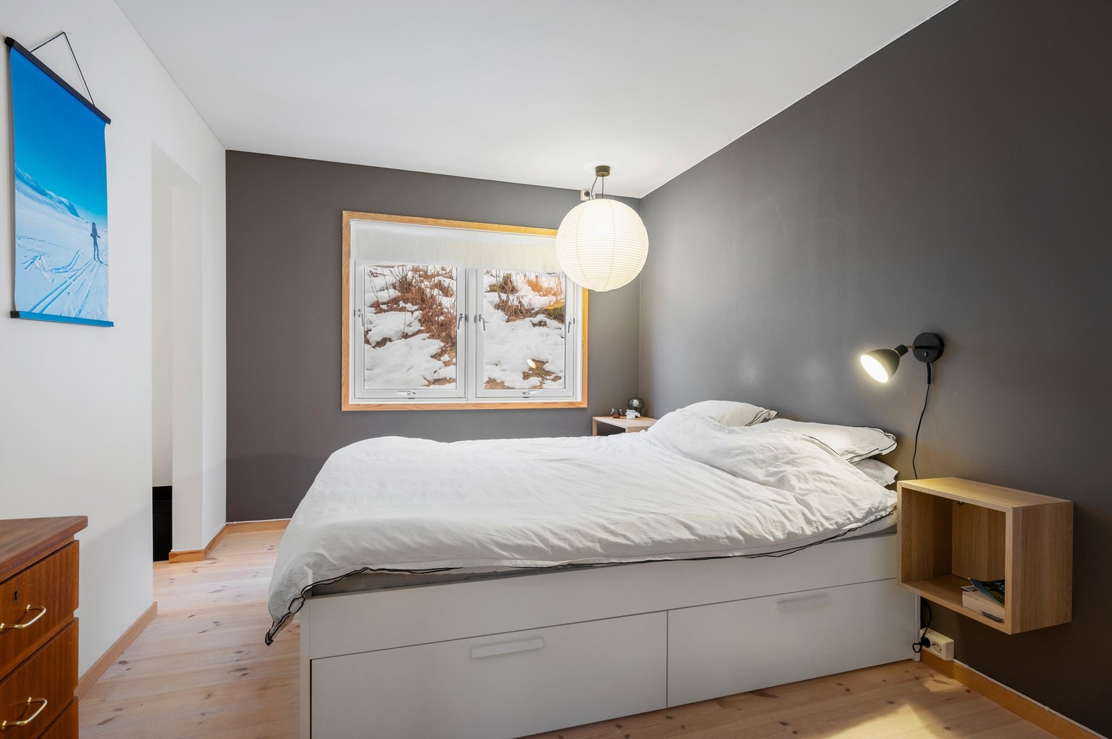 Hovedsoverommet er på 10,5 kvm og har god plass til dobbeltseng av ønsket størrelse, nattbord og garderobeskap. Galleribilde