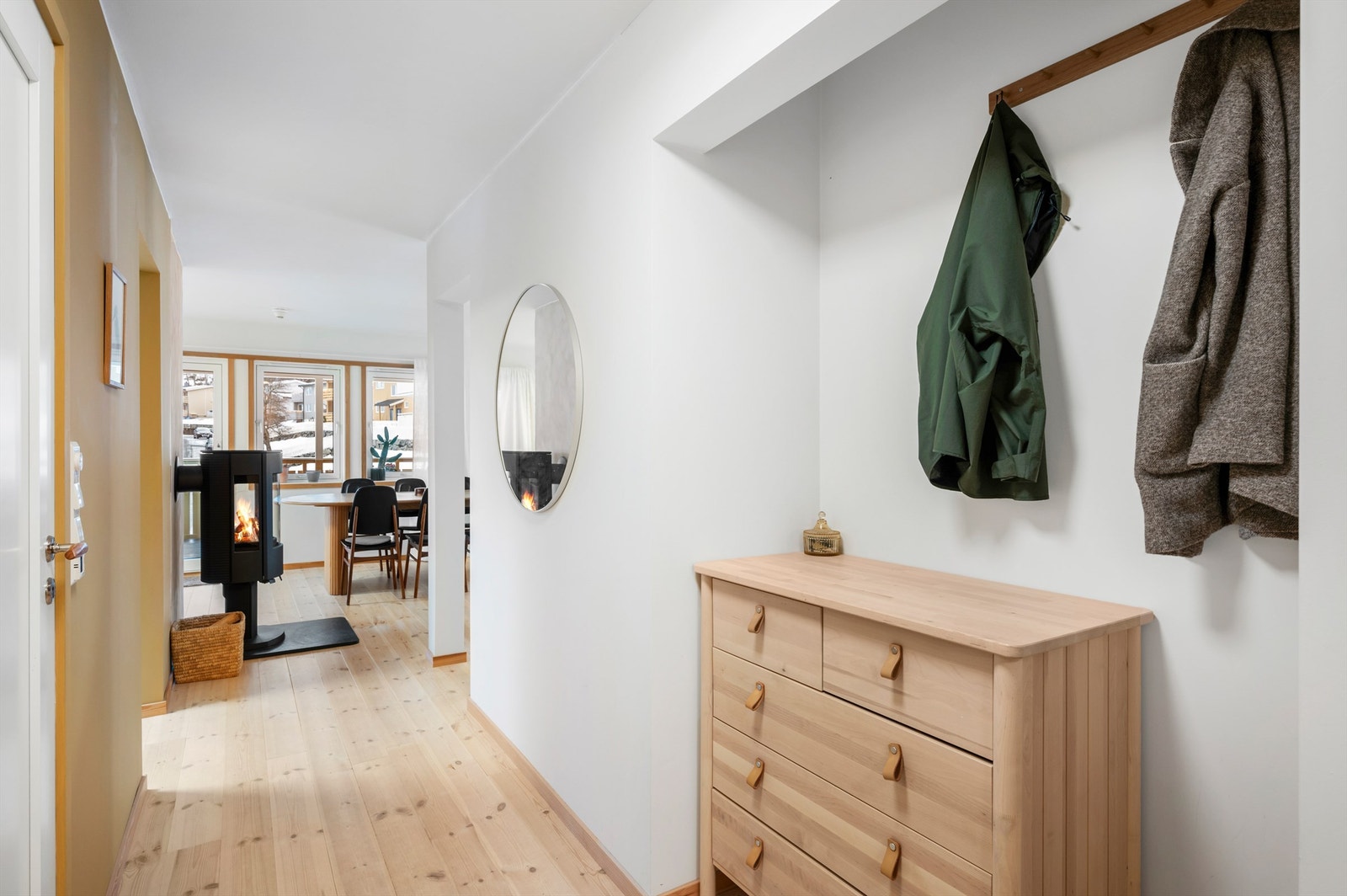 Videre disponerer leiligheten to boder på til sammen 13 kvm i felles kjeller. Det er mulig søke om å leie parkeringsplass eller garasje. Dette tildeles etter ansiennitet, og ventelister må påregnes. Galleribilde