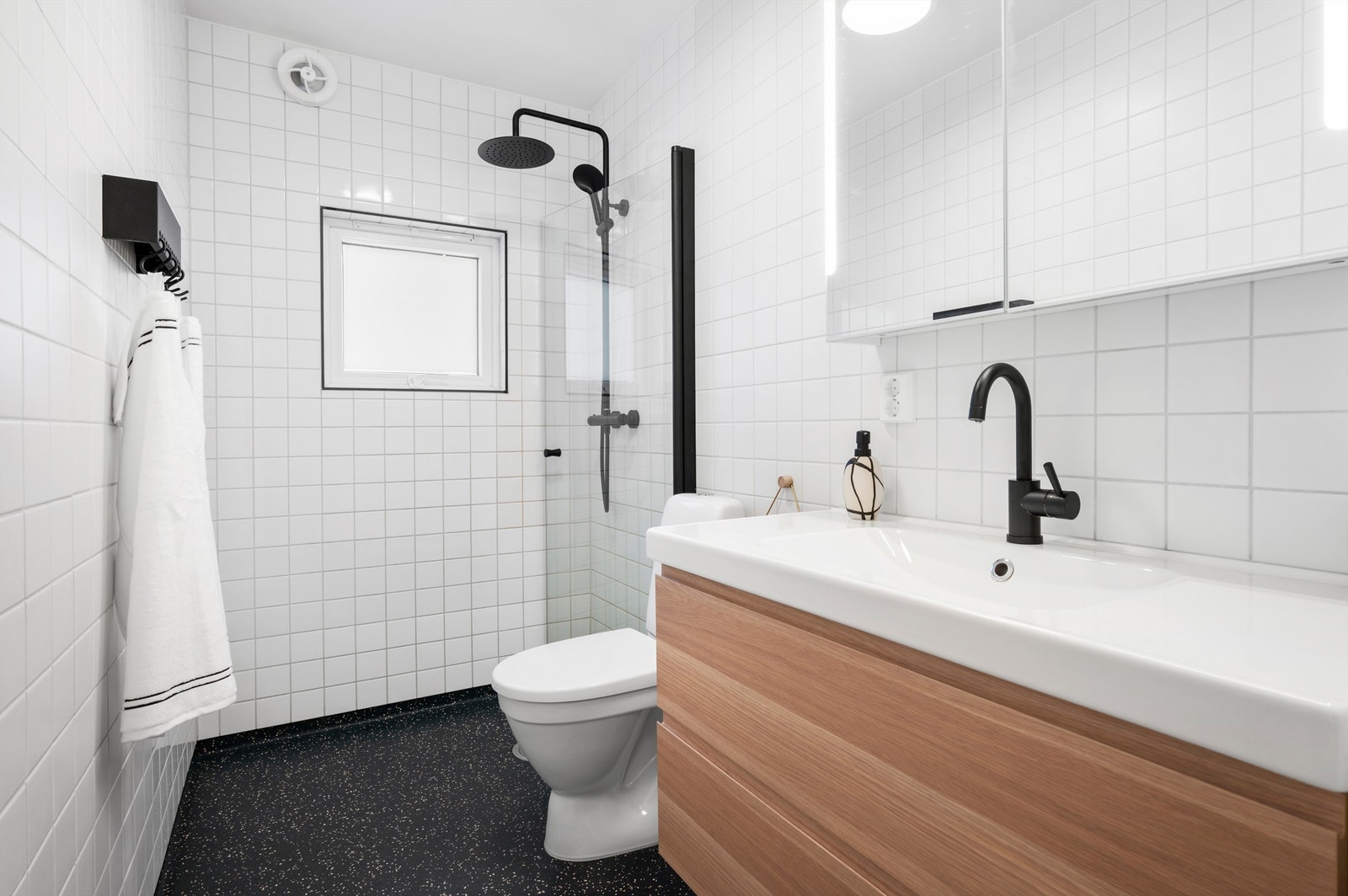 Delikat baderom på 3,5 kvm med gulvvarme, servantskap med speil og lys, toalett og dusjhjørne med regndusj. Leiligheten kan videre benytte seg av felles vaskekjeller. Galleribilde