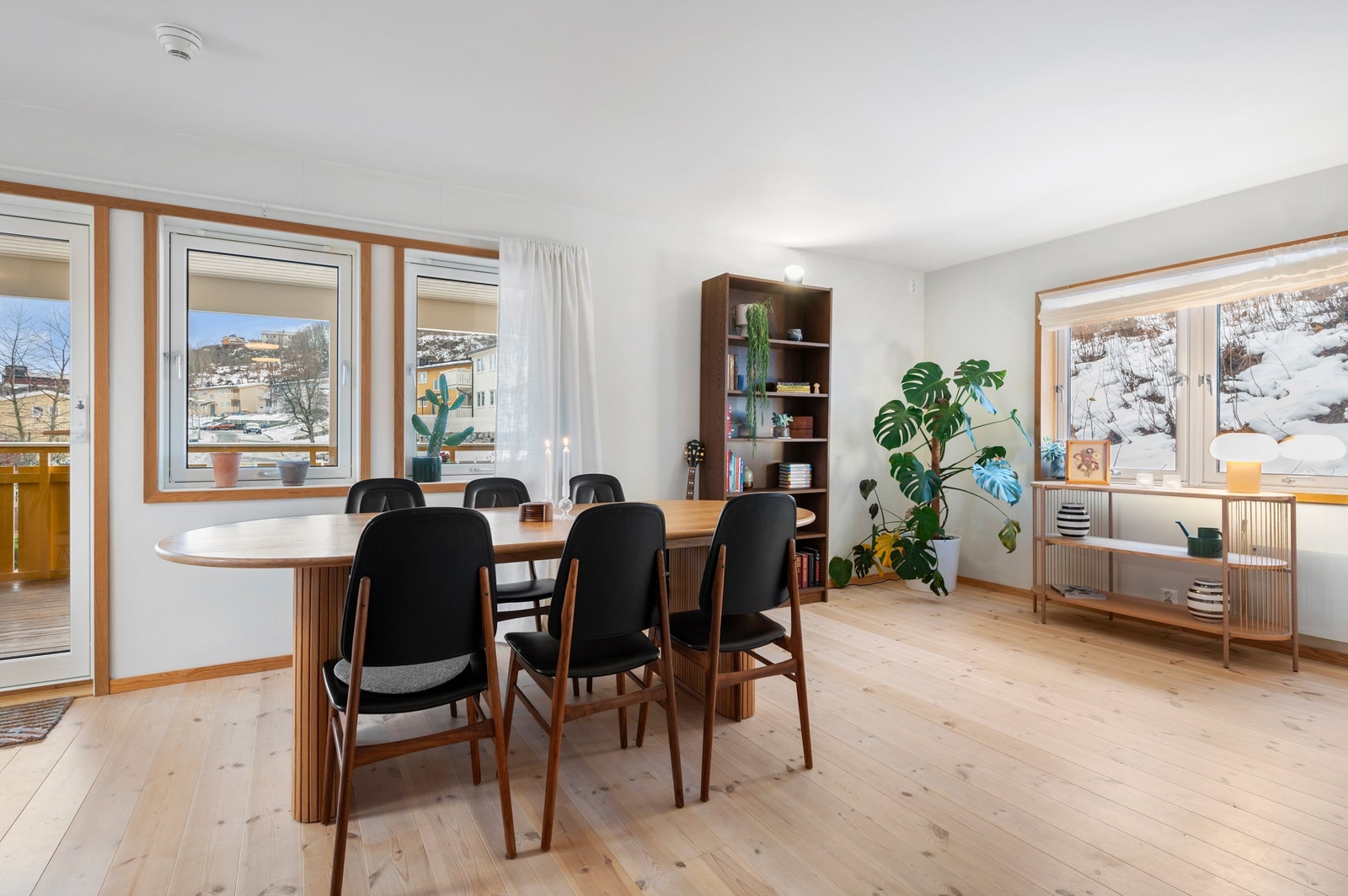 Boligen er gjennomgående lys og luftig med utstrakte vindusflater som siker rikelig med naturlig dagslys. Galleribilde