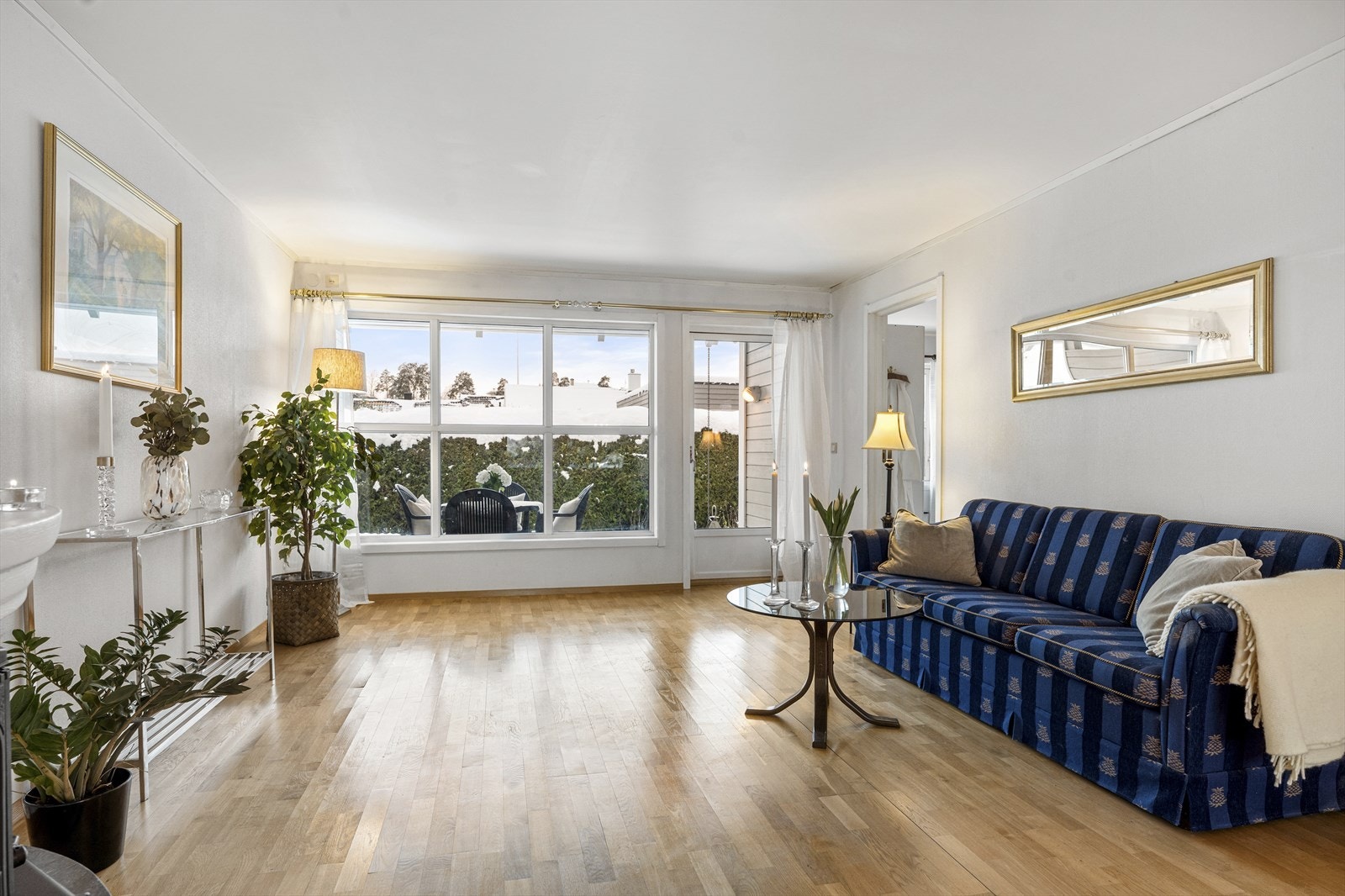 Leiligheten har en stor og flott gjennomgående stue med sol fra tidlig morgen til sen kveld. Galleribilde