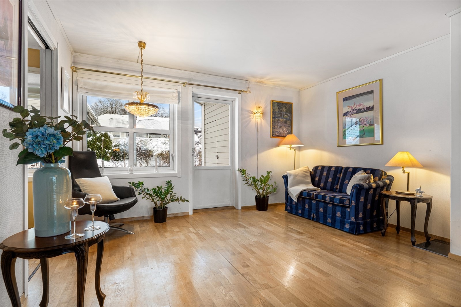 De store vindusflatene skaper en åpen atmosfære i rommet. Galleribilde