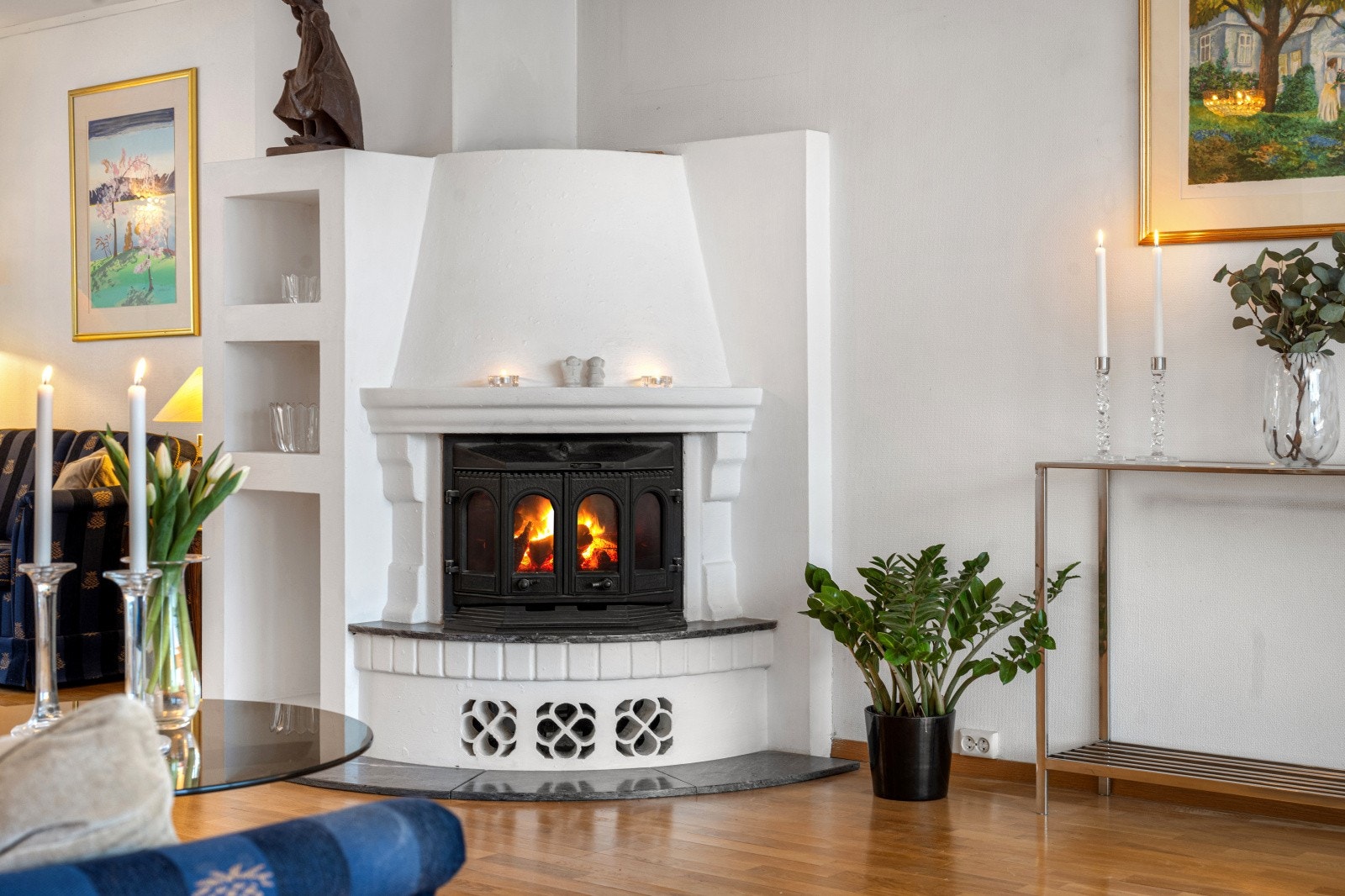 Peisen med innsats gir lun varme og blir et naturlig samlingspunkt i stuen. Galleribilde