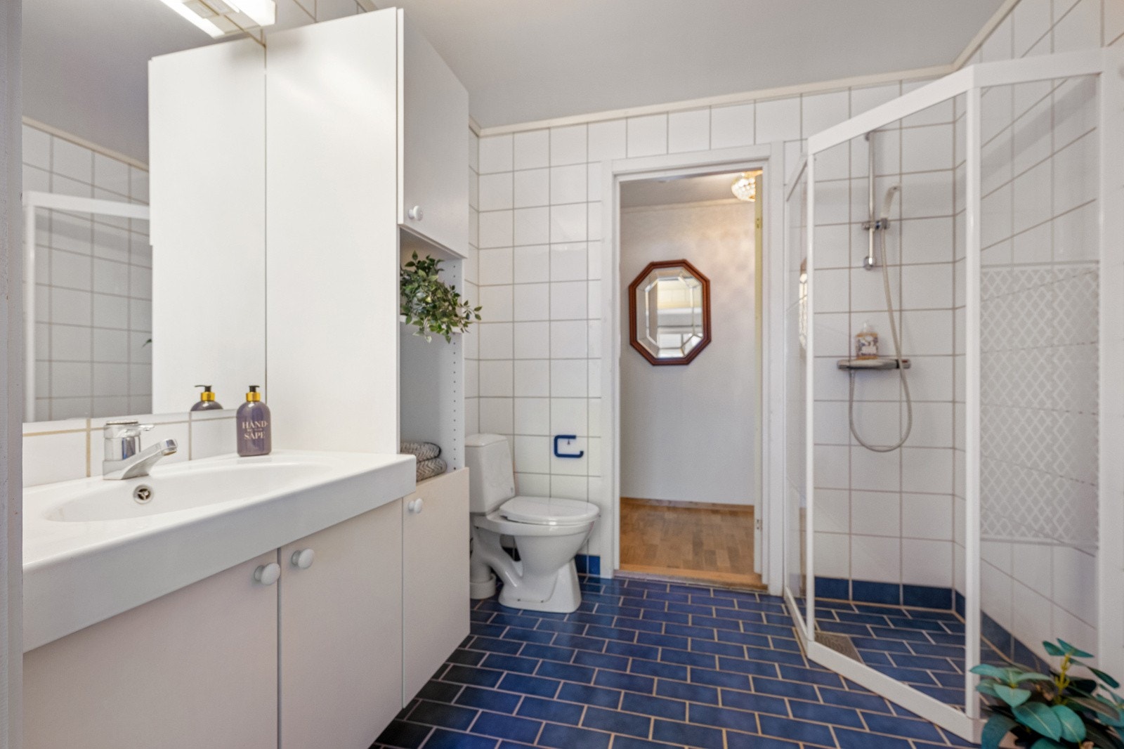 Badet er flislagt og har elektriske varmekabler i gulvet for økt komfort. Galleribilde