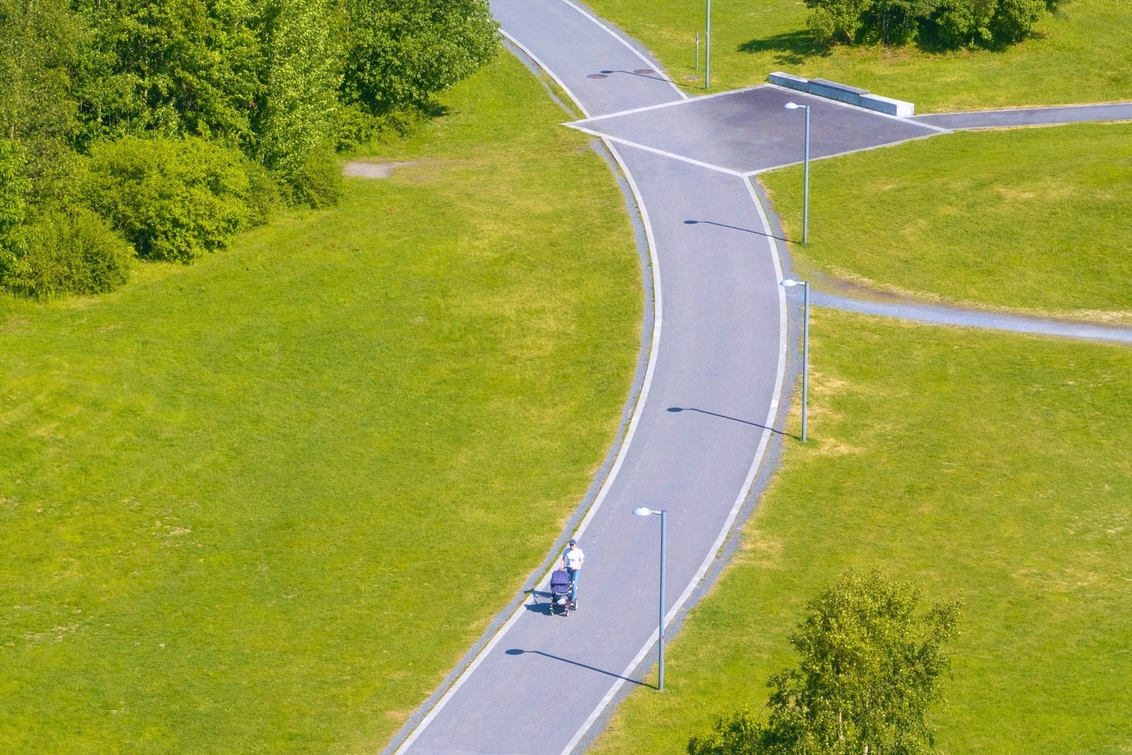Det er kort vei til skoler som Snarøya og Hundsund ungdomsskole, samt flere barnehager. Galleribilde