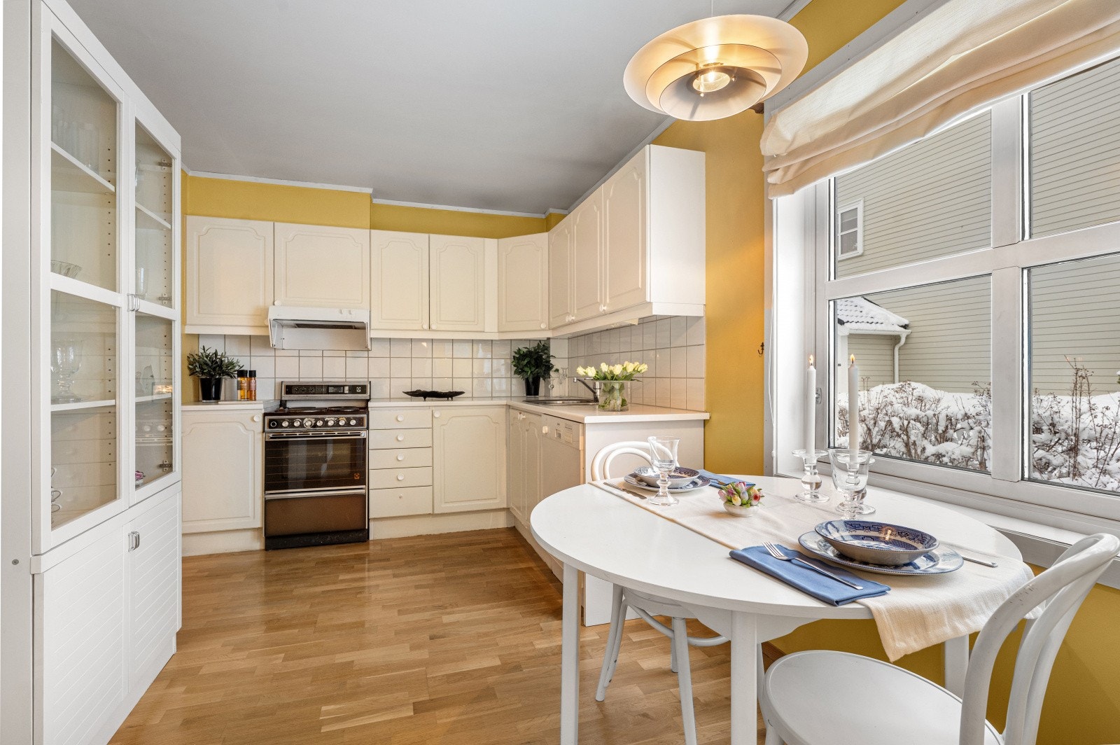 Romslig kjøkken med egen frokostplass. Galleribilde