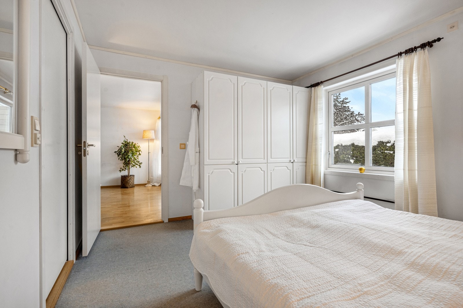 Rommet har vegg-til-vegg-teppe som gir en lun og behagelig atmosfære, samt tilluftsventil som bidrar til god luftsirkulasjon. Galleribilde