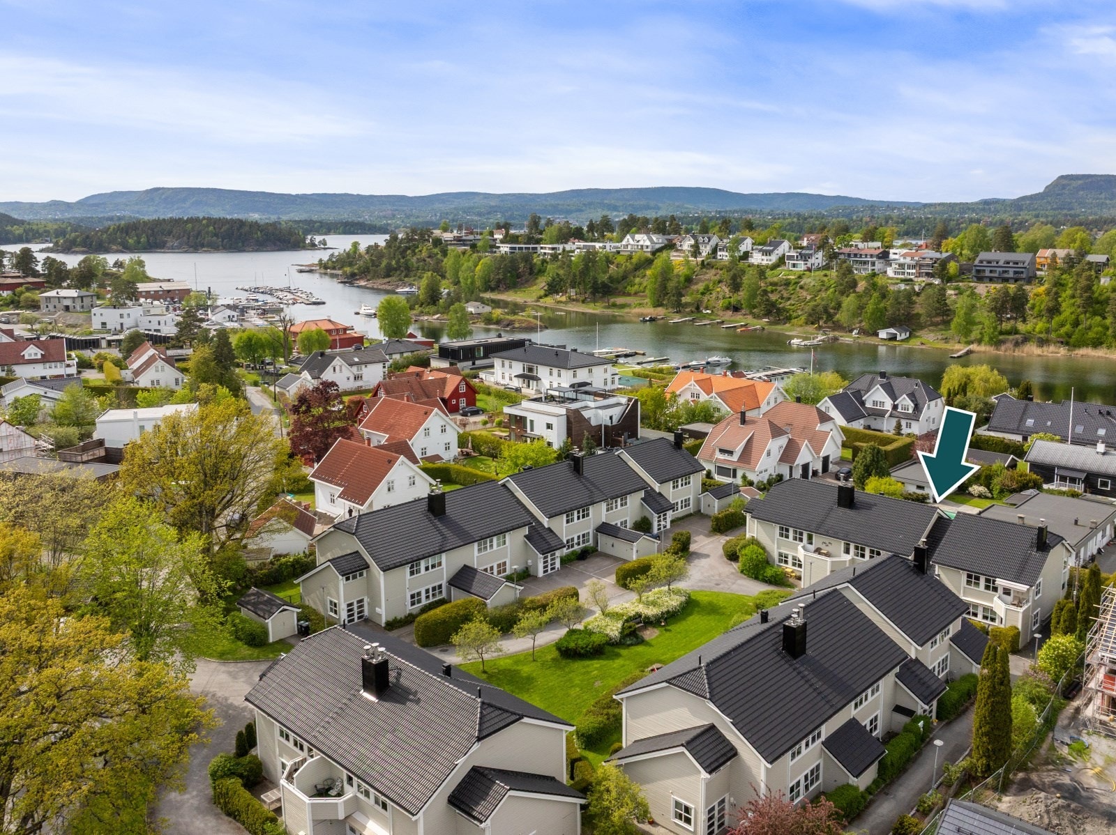 Aage Øien v/ DNB Eiendom har gleden av å presentere denne flotte leiligheten på Snarøya. Fra eiendommen er det kort vei til sjøen og kilometerlange kyststier. Galleribilde