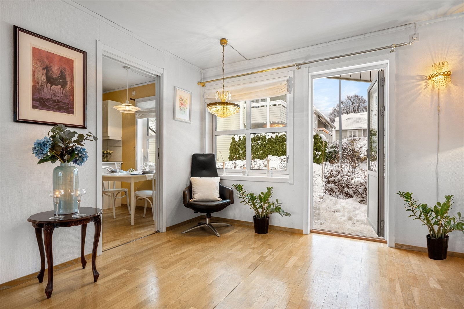 Den åpne løsningen skaper en fin og naturlig overgang mellom inne- og uterom. Galleribilde