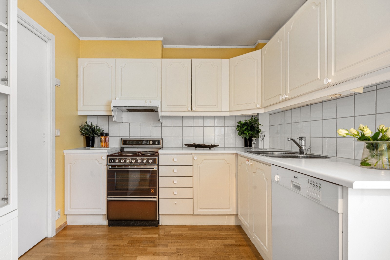 Særdeles romslig kjøkken med god skap og benkeplass. Også god plass til eget frokostbord. Galleribilde