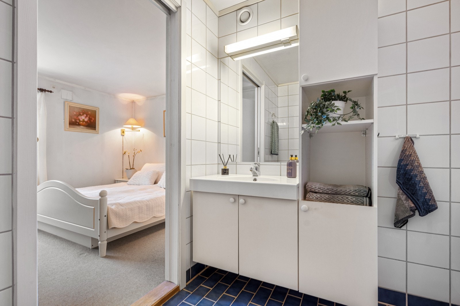 Innredningen inkluderer servant med underskap og speilskap, som gir god oppbevaringsplass. Galleribilde