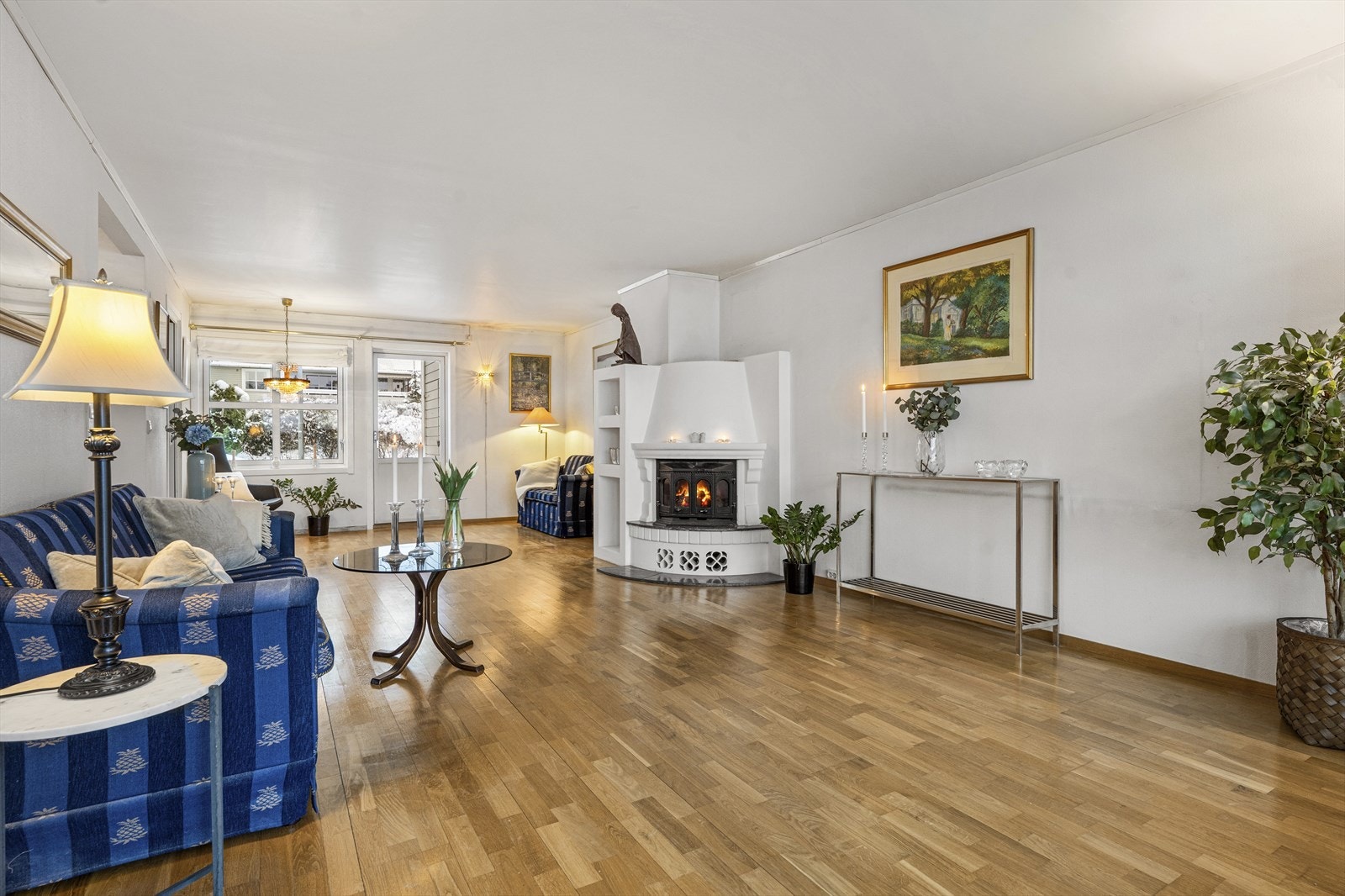 Dette er en gjennomgående leilighet med gode lysforhold. Morgensolen på den ene siden og sen kveldssol på den andre. Galleribilde