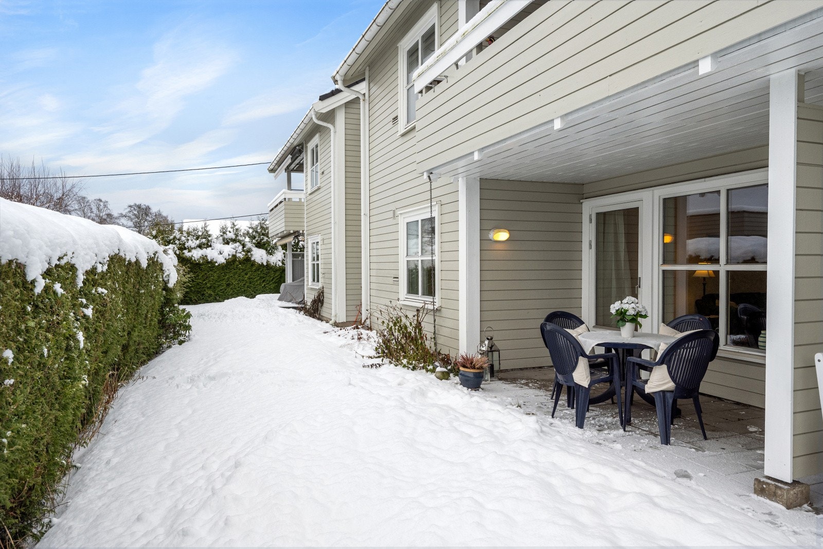 Egen privat uteplass og utgang til plen. Galleribilde