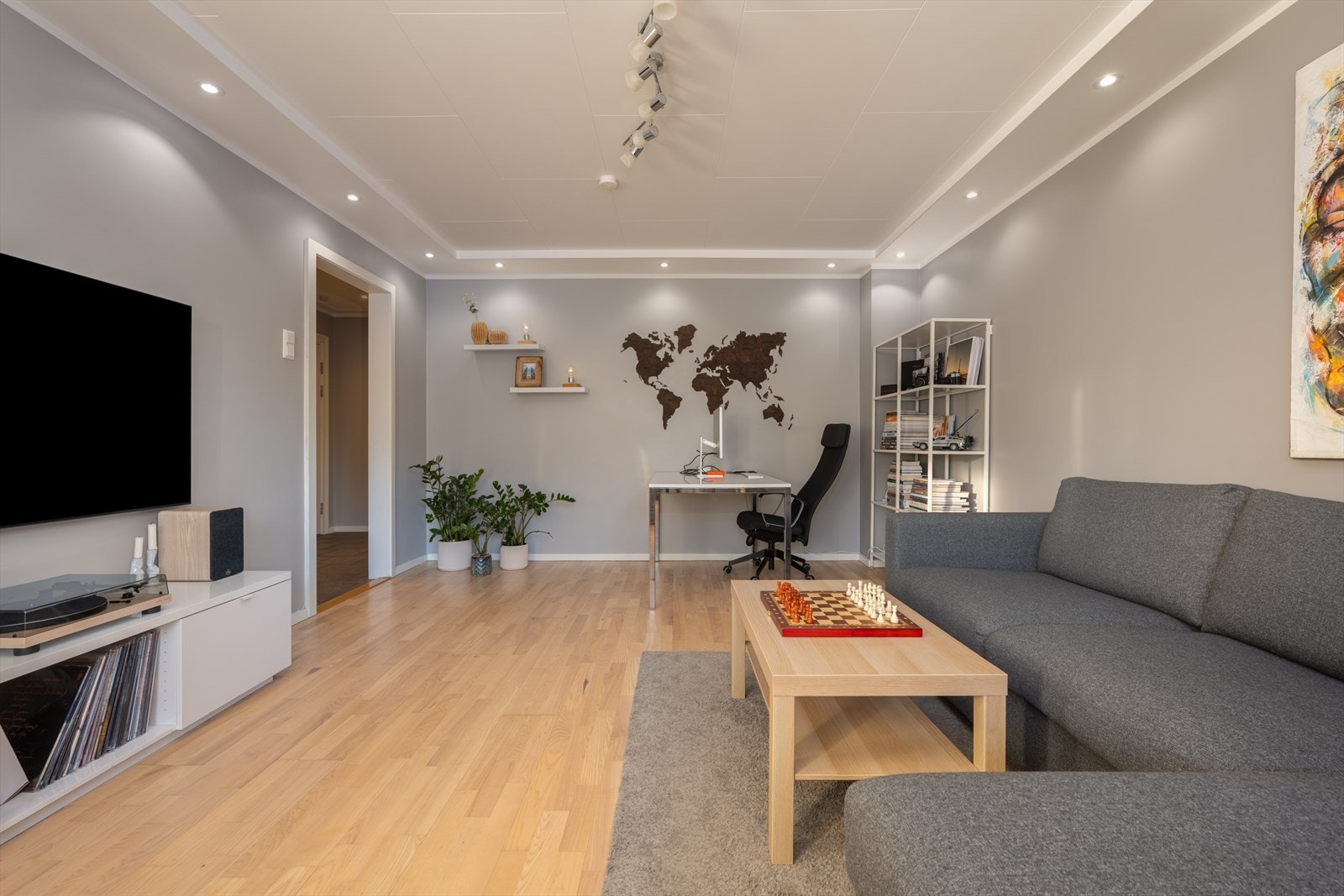 Det er mulighet for å etablere peis, da stuen har et pipeløp som ble rehabilitert i 2016/2017. Galleribilde