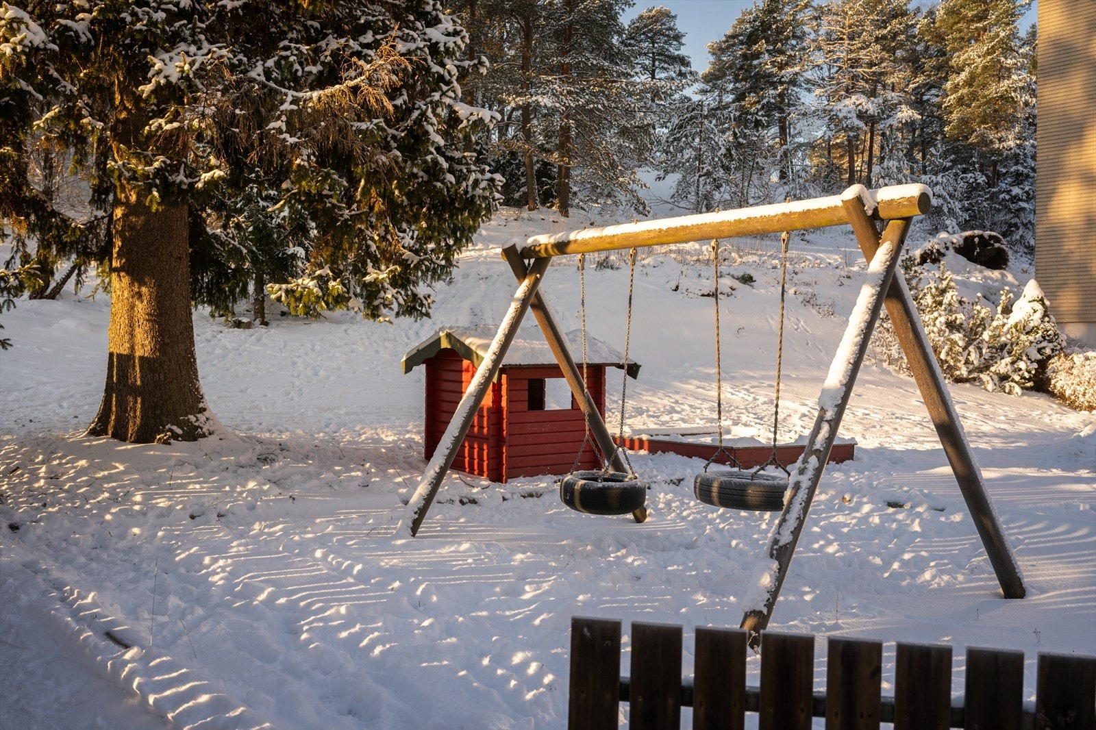 Hyggelig liten lekeplass like utenfor døren. Galleribilde