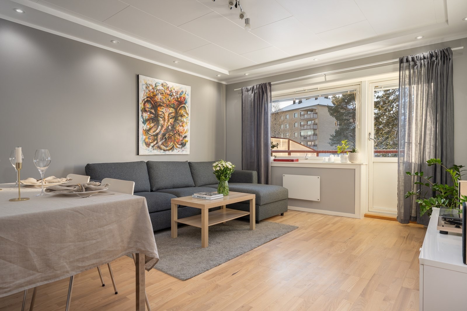 Rommet kan skilte med store vindusflater som slipper inn godt med dagslys fra vest. Galleribilde