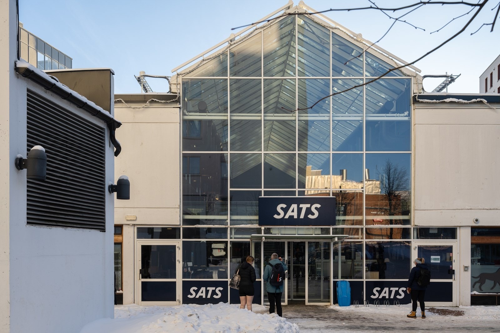 Stort og nylig oppgradert SATS over to etasjer, med mange gruppetimer og badstue. Finnes både på Karlsrud og Lambertseter. Galleribilde