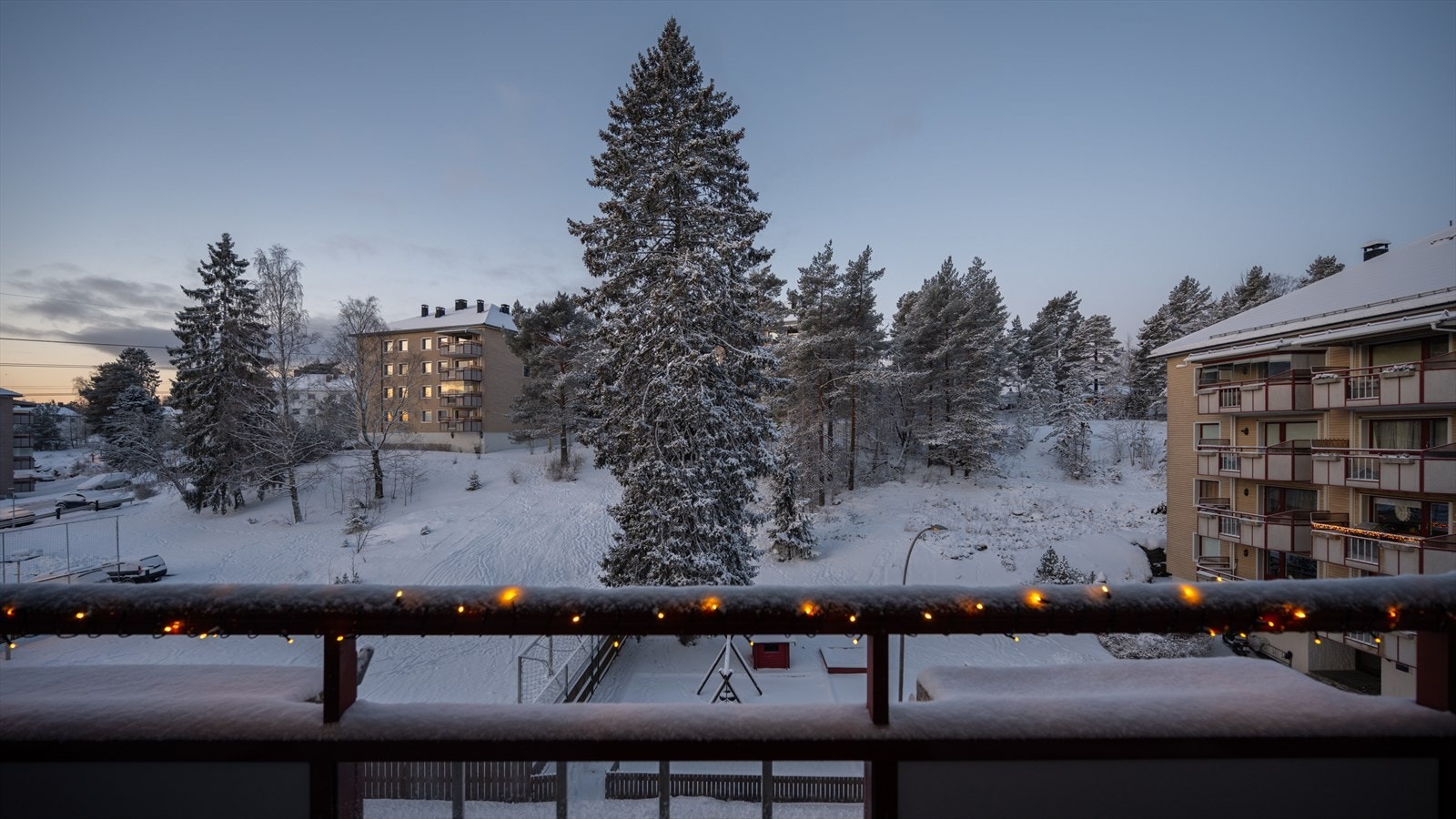 Fra balkongen har du utsyn mot skogholt og rolig atmosfære. Galleribilde