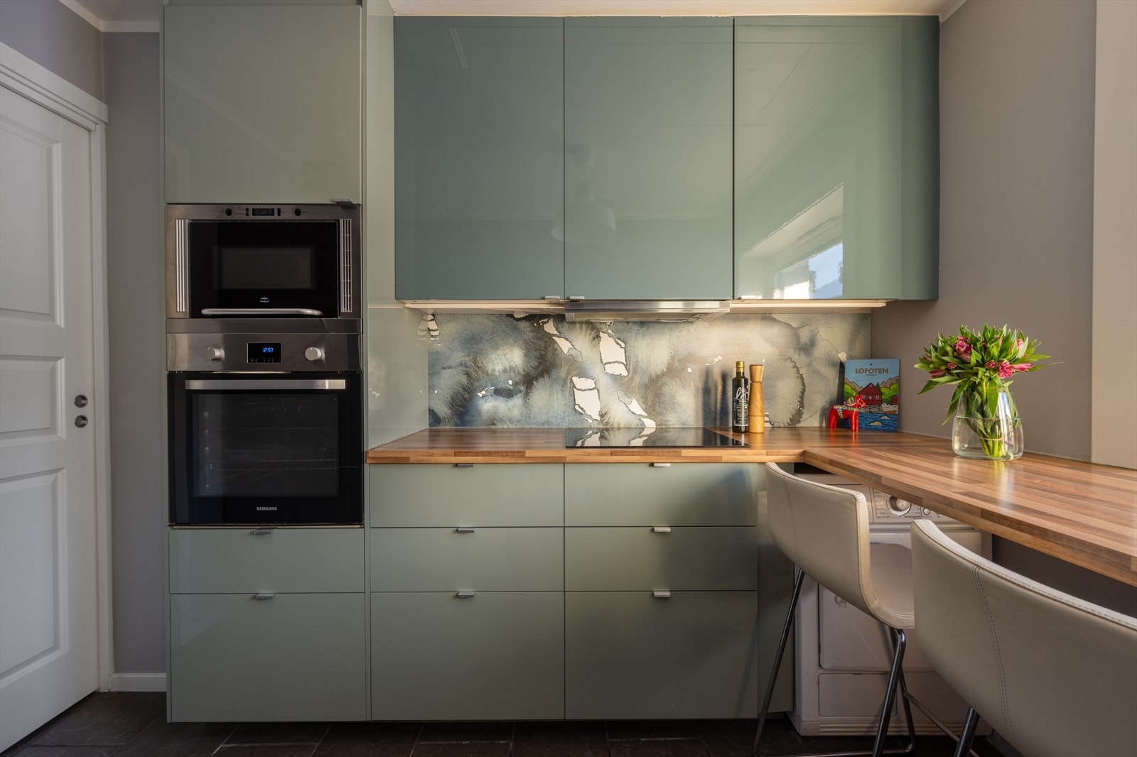 Kjøkkenet ligger i separat rom med en moderne IKEA-innredning med glatte, folierte fronter i høyglans. Galleribilde