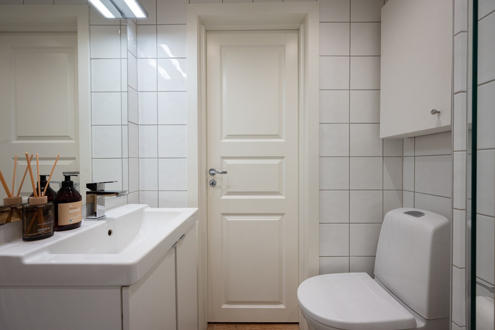 Innredningen har heldekkende servant og speil med belysning. Toalettet ble byttet i 2019. Galleribilde