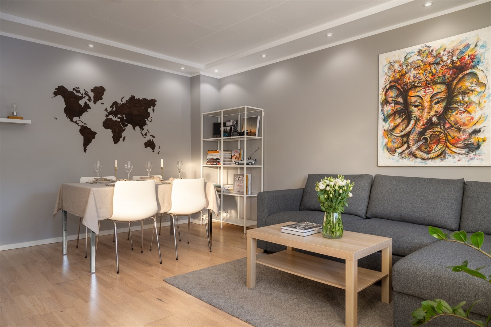 Den romslige stuen gir fleksibilitet for møblering av både sittegruppe og spiseplass. Galleribilde