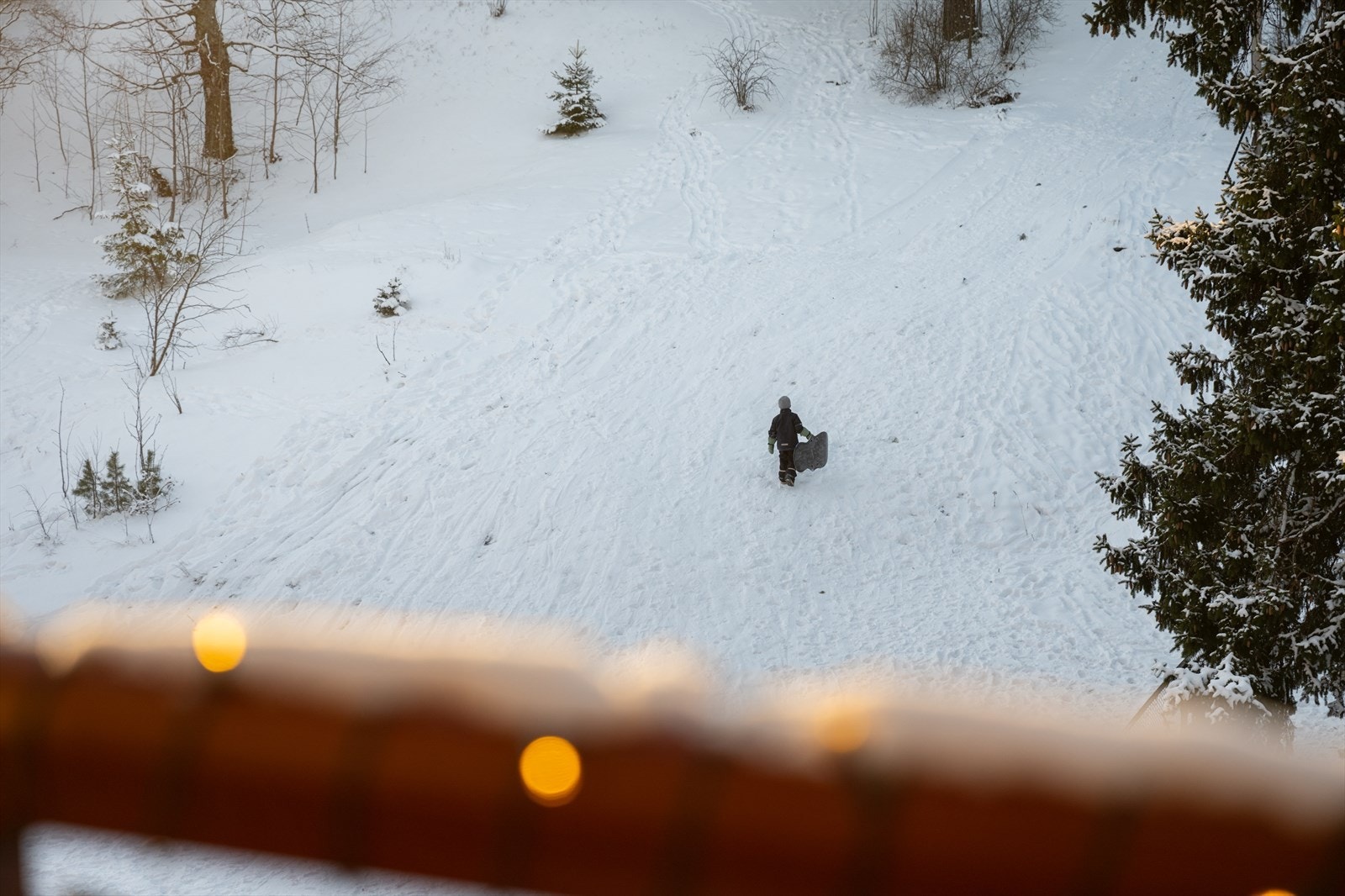 Rett ved boligen finner du en flott akebakke og en inngjerdet fotballbane. Galleribilde