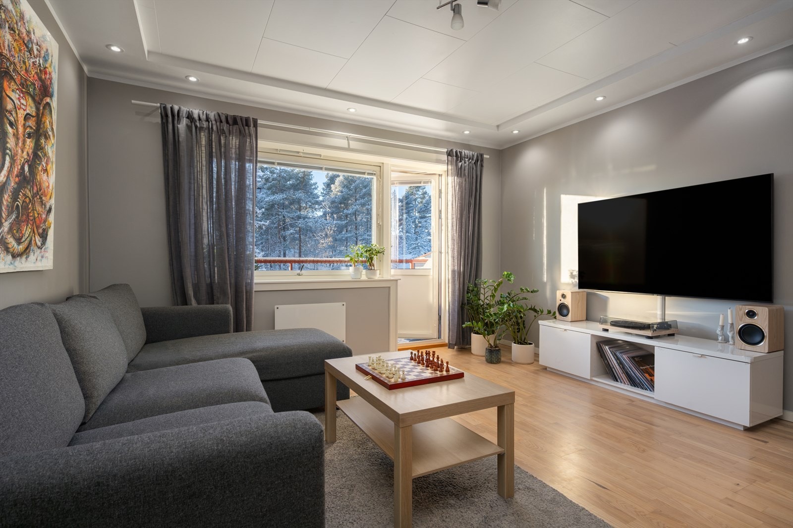 Stuen er et lyst og romslig oppholdsrom med 3-stavs parkett på gulvet og downlights i himlingen. Galleribilde