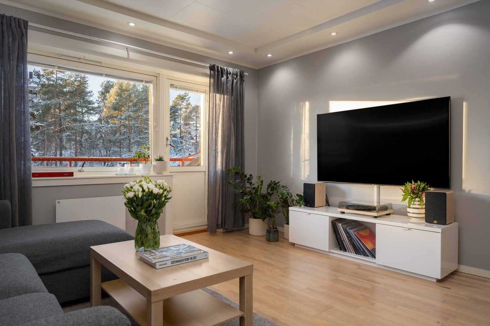 Fra stuen er det en fin utsikt mot grøntområder og skog. Galleribilde