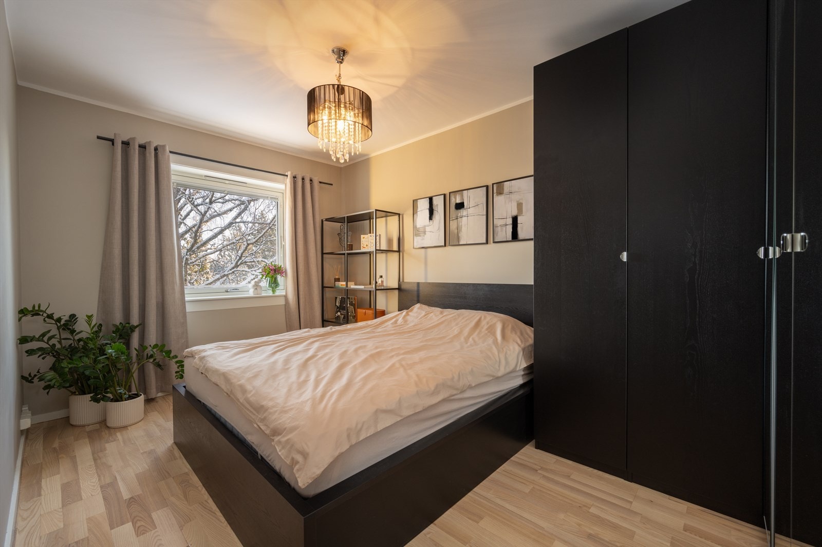 Romslig hovedsoverom med 3-stavs parkett og plass til dobbeltseng. Galleribilde