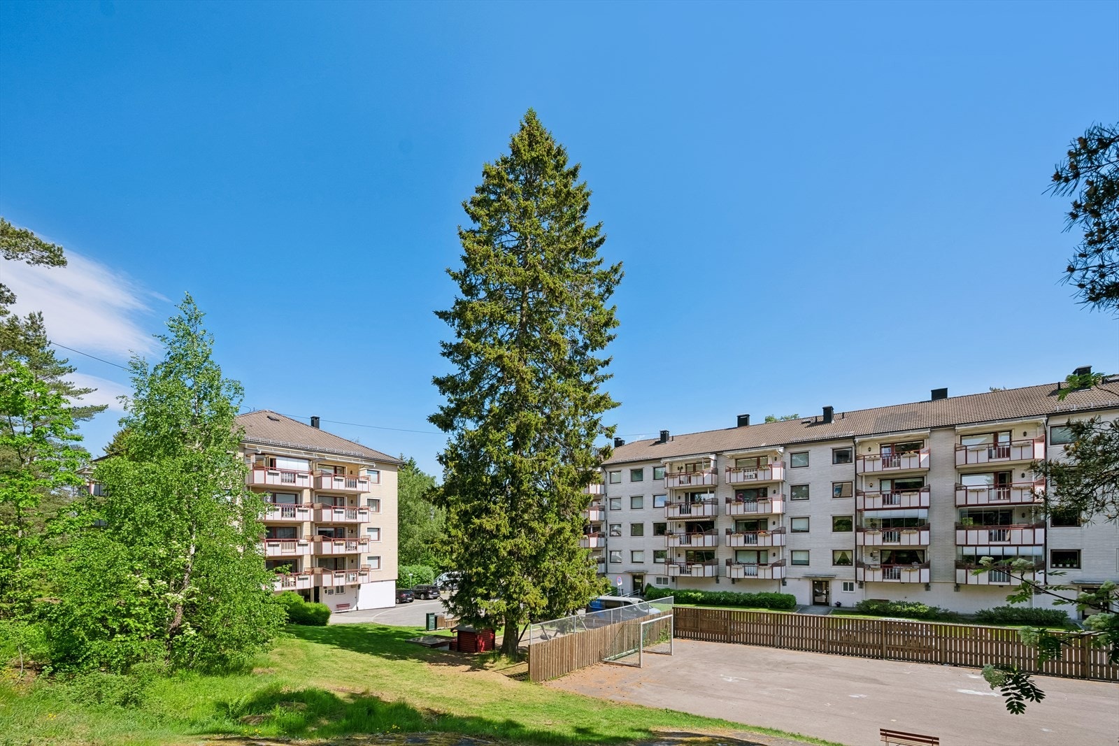 Nylænde borettslag har pent opparbeidede fellesområder med gressplener og beplantning. Felles vedlikehold som gressklipping og snømåking ivaretas av borettslaget. Galleribilde