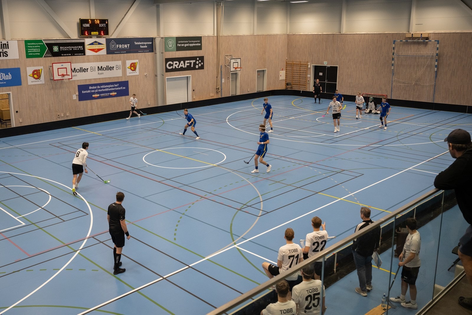 Svært gode idrettsmuligheter med baner ved skolen og idrettshall i nærheten. Galleribilde