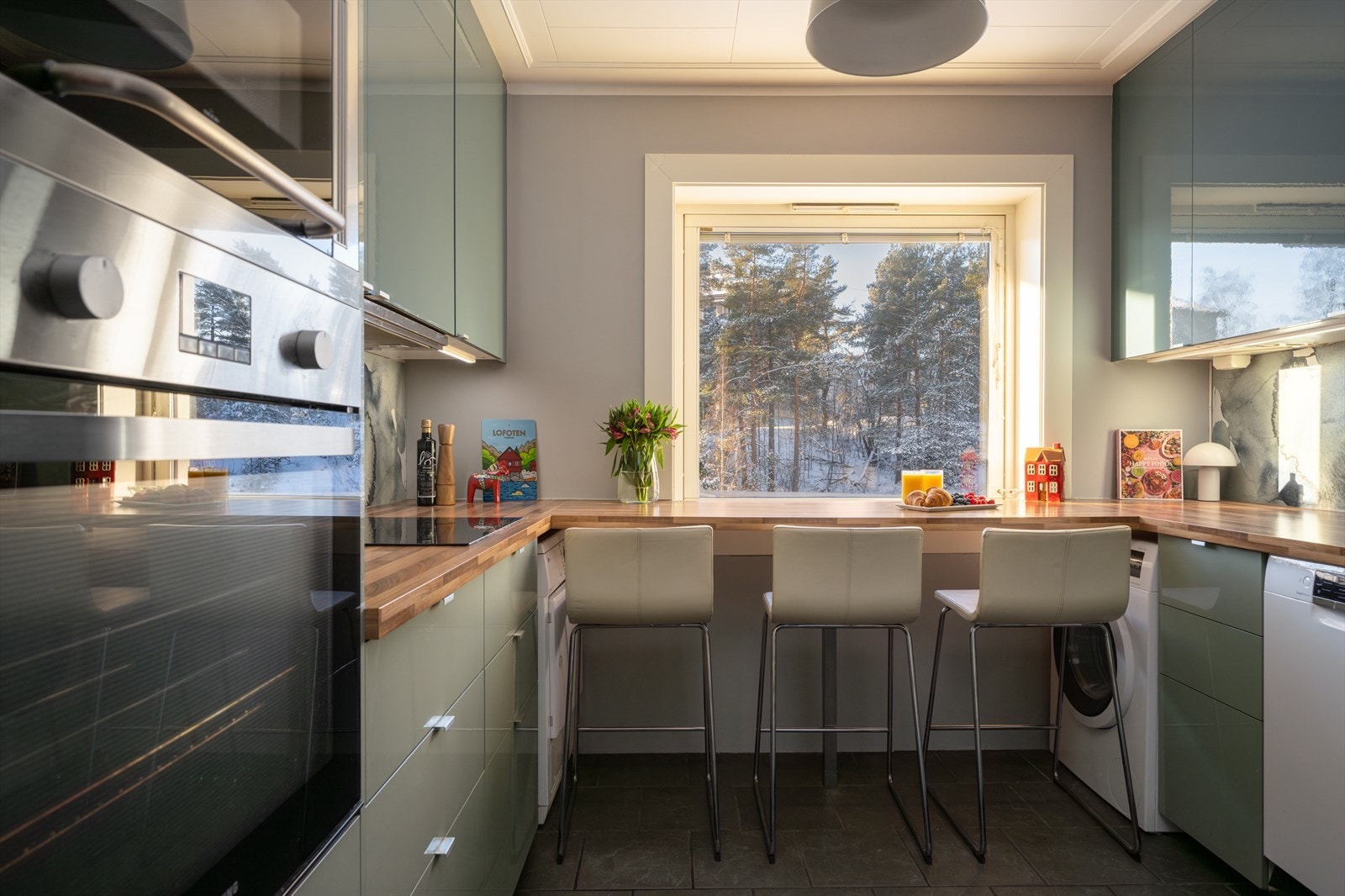 Plassen er godt utnyttet med benkeplaten i U-form for ekstra spiseplass og arbeidsbenk. Galleribilde