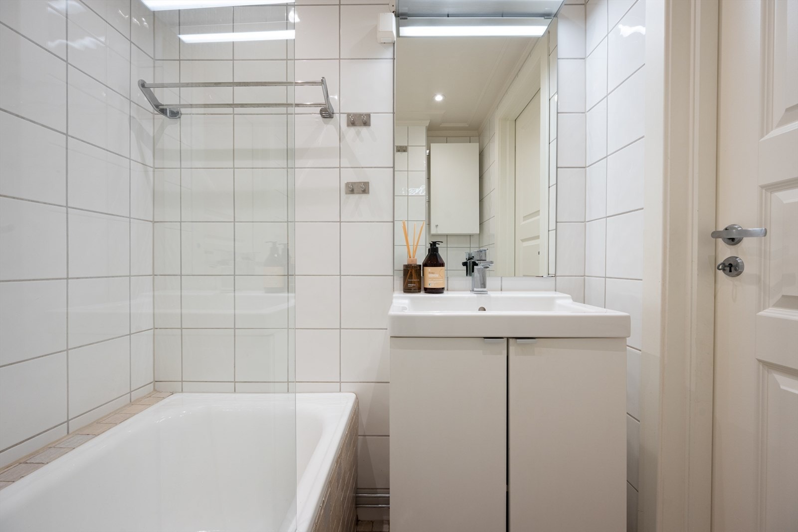 Rommet har flislagte vegger og gulv med termostatstyrte varmekabler, samt nedsenket himling med innfelte downlights. Galleribilde