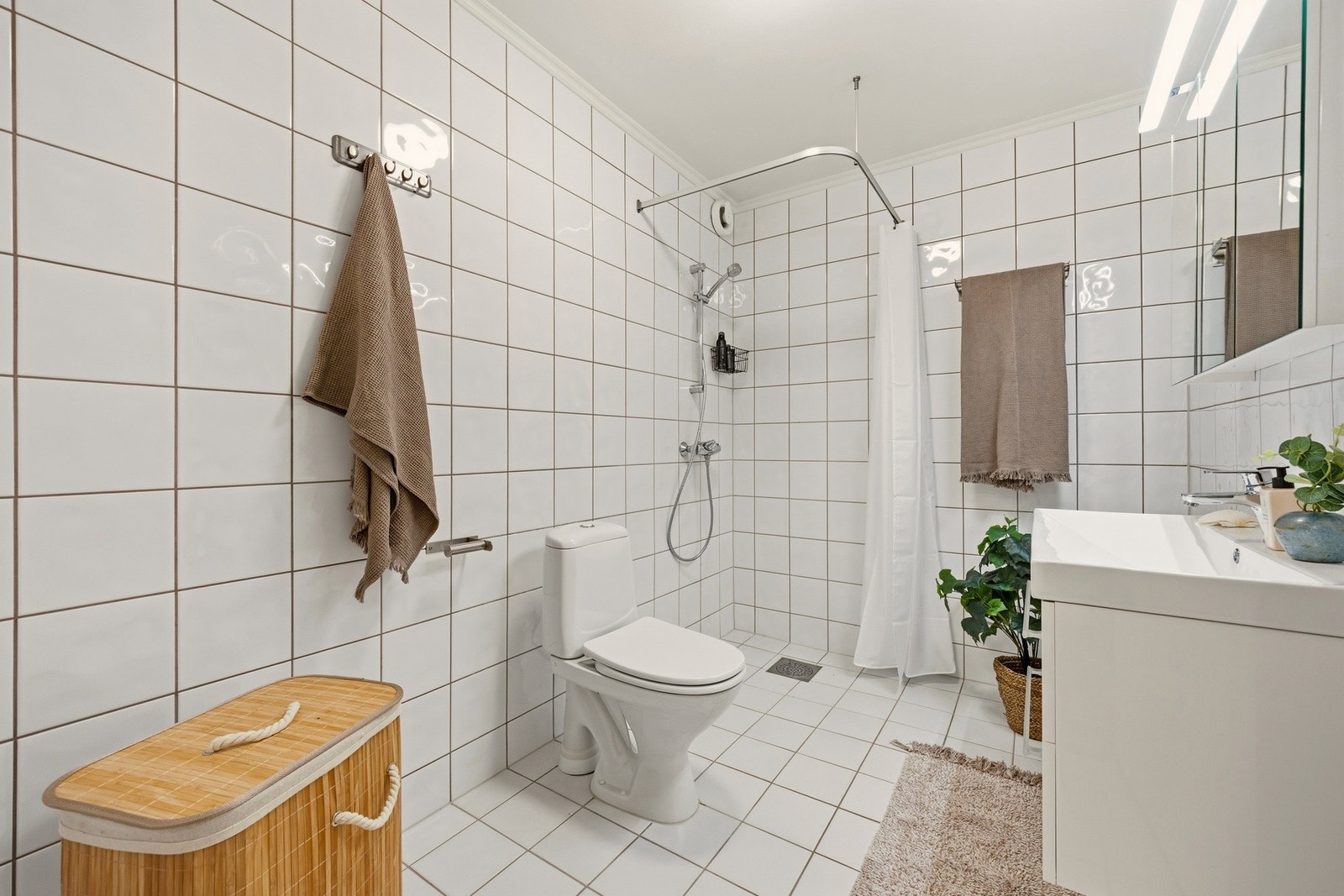 Bad med dusjhjørne og praktiske løsninger. Galleribilde