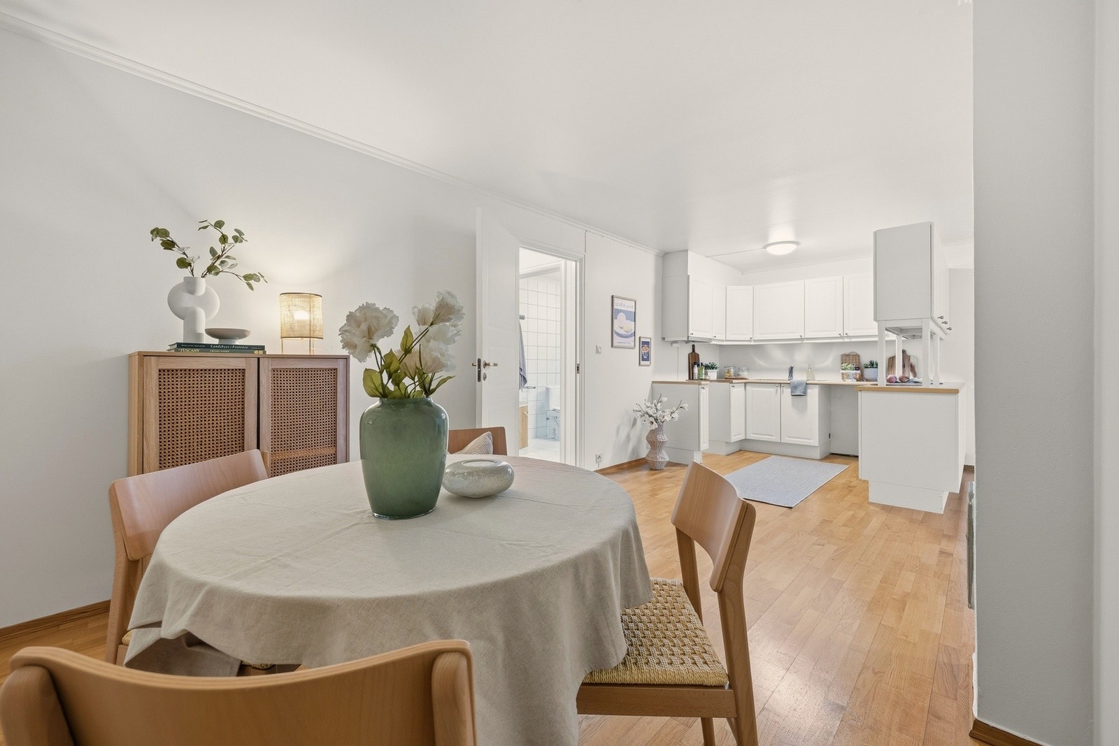 I tilknytning til stue og kjøkken er det plass til langbord eller annen ønsket spisegruppe Galleribilde