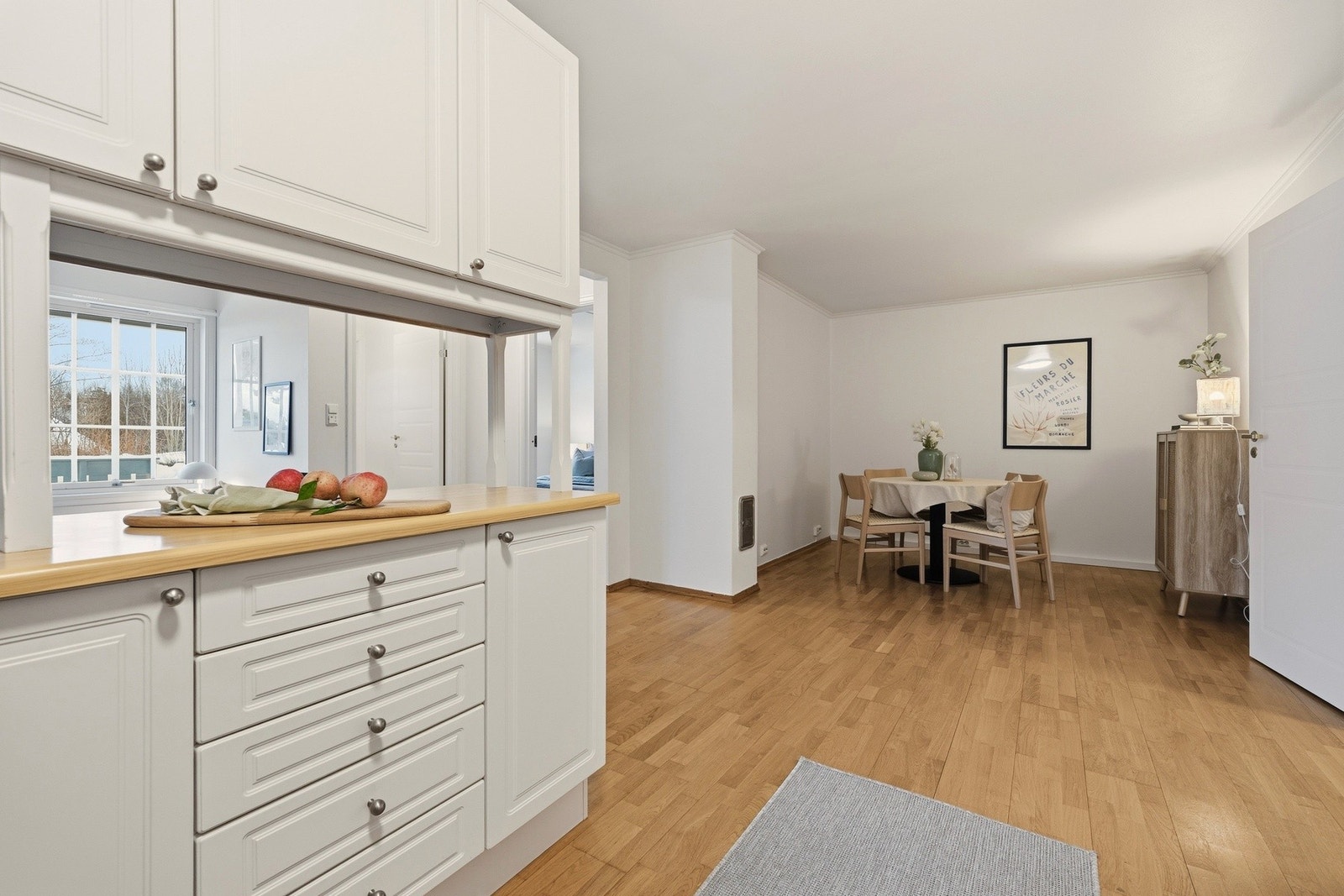 Store benkeplater og skapplass bidrar til å skape et funksjonibelt og arbeidsvennlig kjøkken Galleribilde