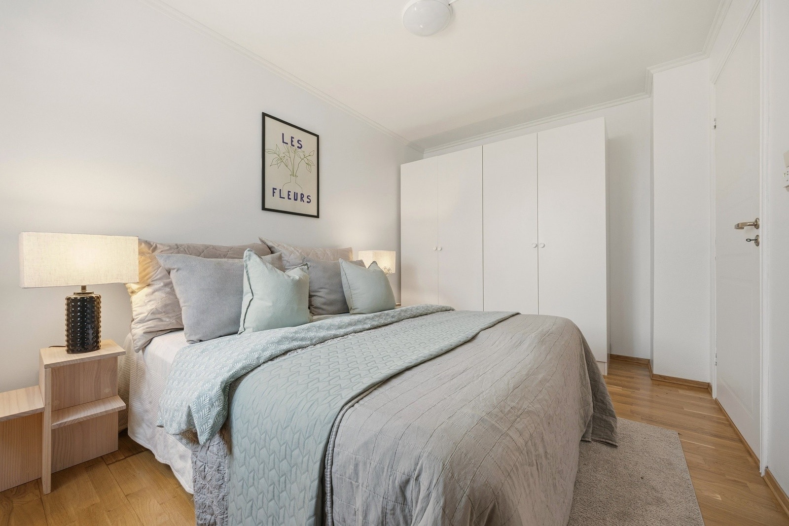 Soverommet har god romslig garderobeskap som gir rikelig med oppbevaringsplass. Galleribilde