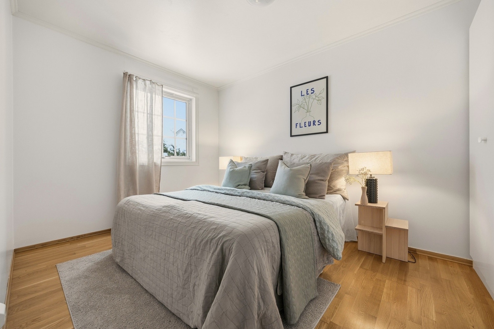 Lyst og romslig soverom med god plass til dobbeltseng og garderobeløsning. Galleribilde