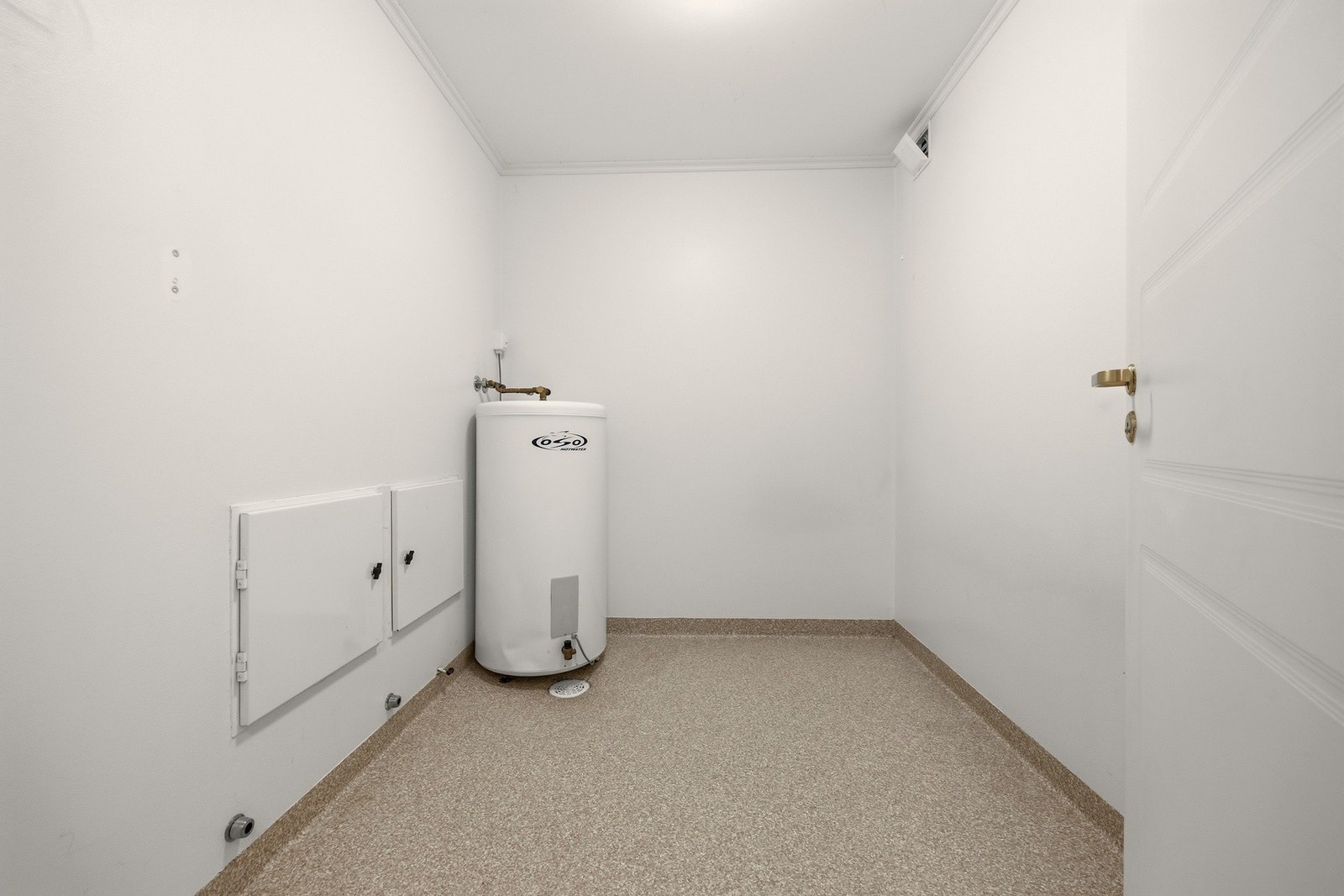 Praktisk bod/teknisk rom som gir ekstra lagringsplass Galleribilde