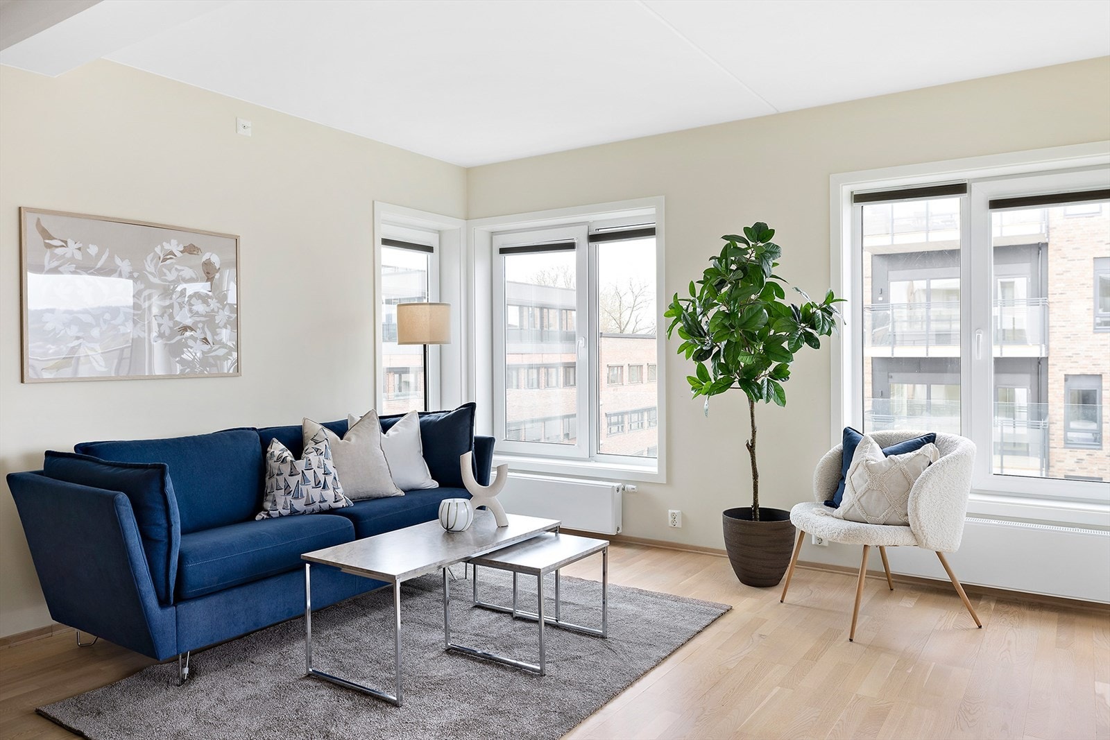 Med en åpen stue/kjøkkenløsning med lyse farger og store vinduer får du en romslig og lys atmosfære. Galleribilde