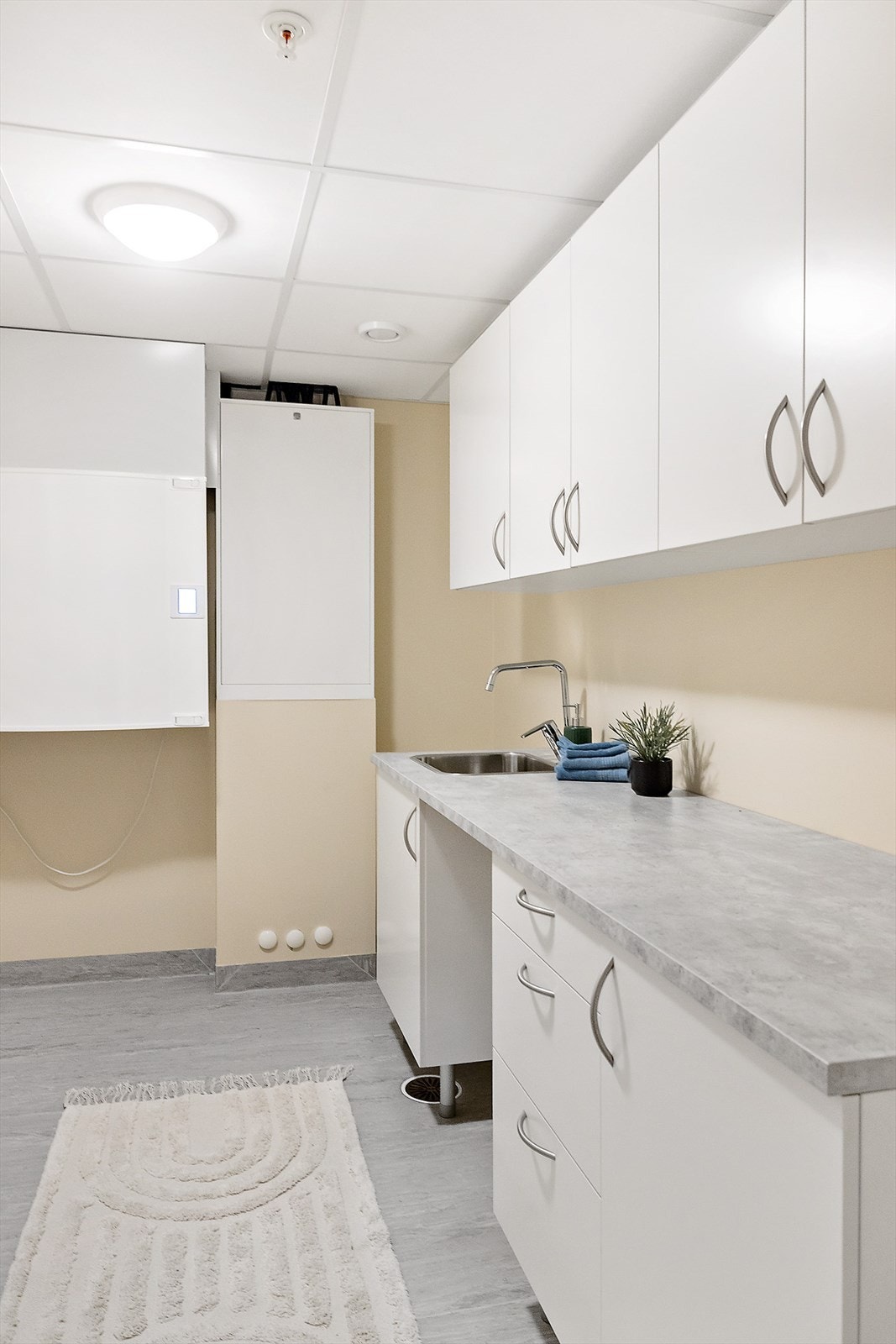 Vaskerom/teknisk rom med uttak til vaskemaskin og kum. Galleribilde