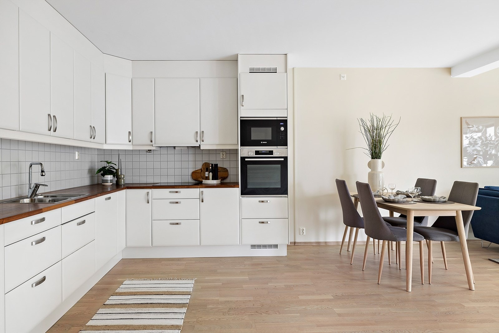 Kjøkken med morderne interiør og pene overflater Galleribilde