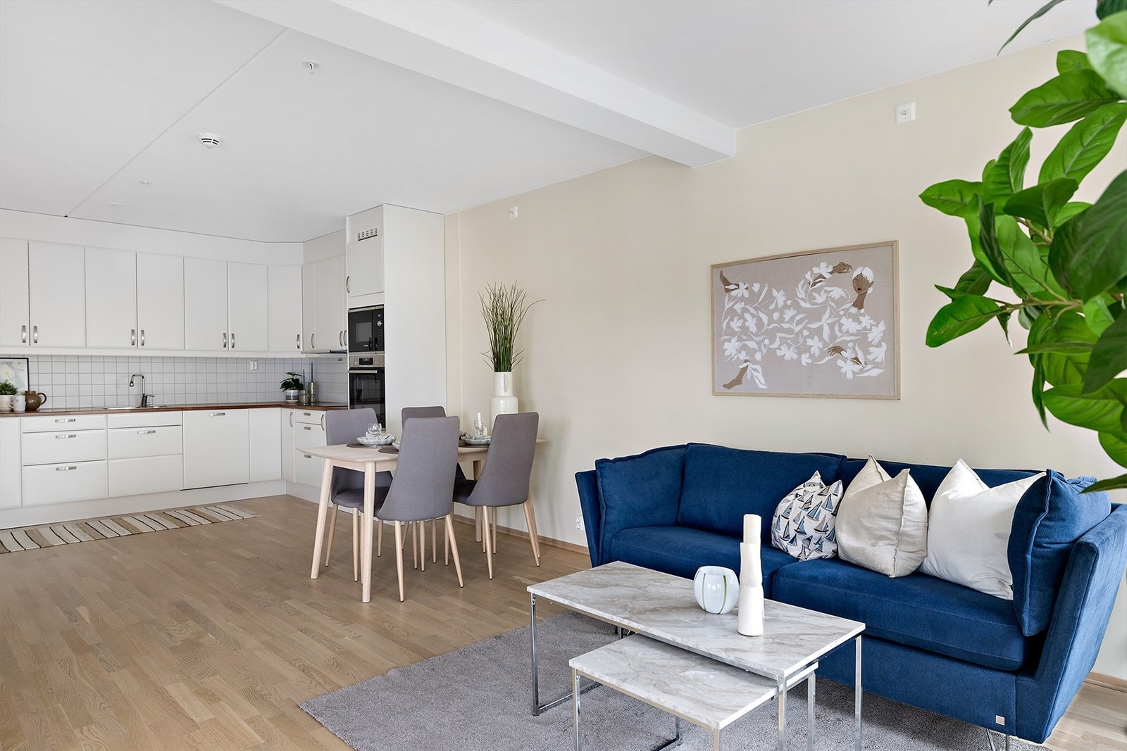 Åpen stue/kjøkken løsning med en lys tone. Galleribilde