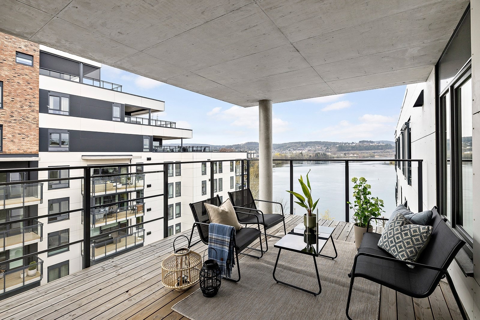 Verandaen ligger beskyttet under et heldekkende tak, med god plass til utemøbler Galleribilde