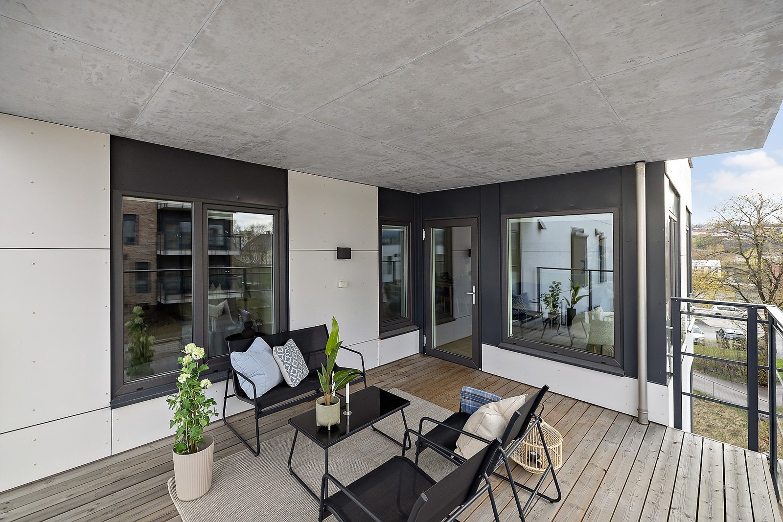 Fra denne vinkelen ser du vinduløsningen, både fra soverommene, men også stuen. Galleribilde