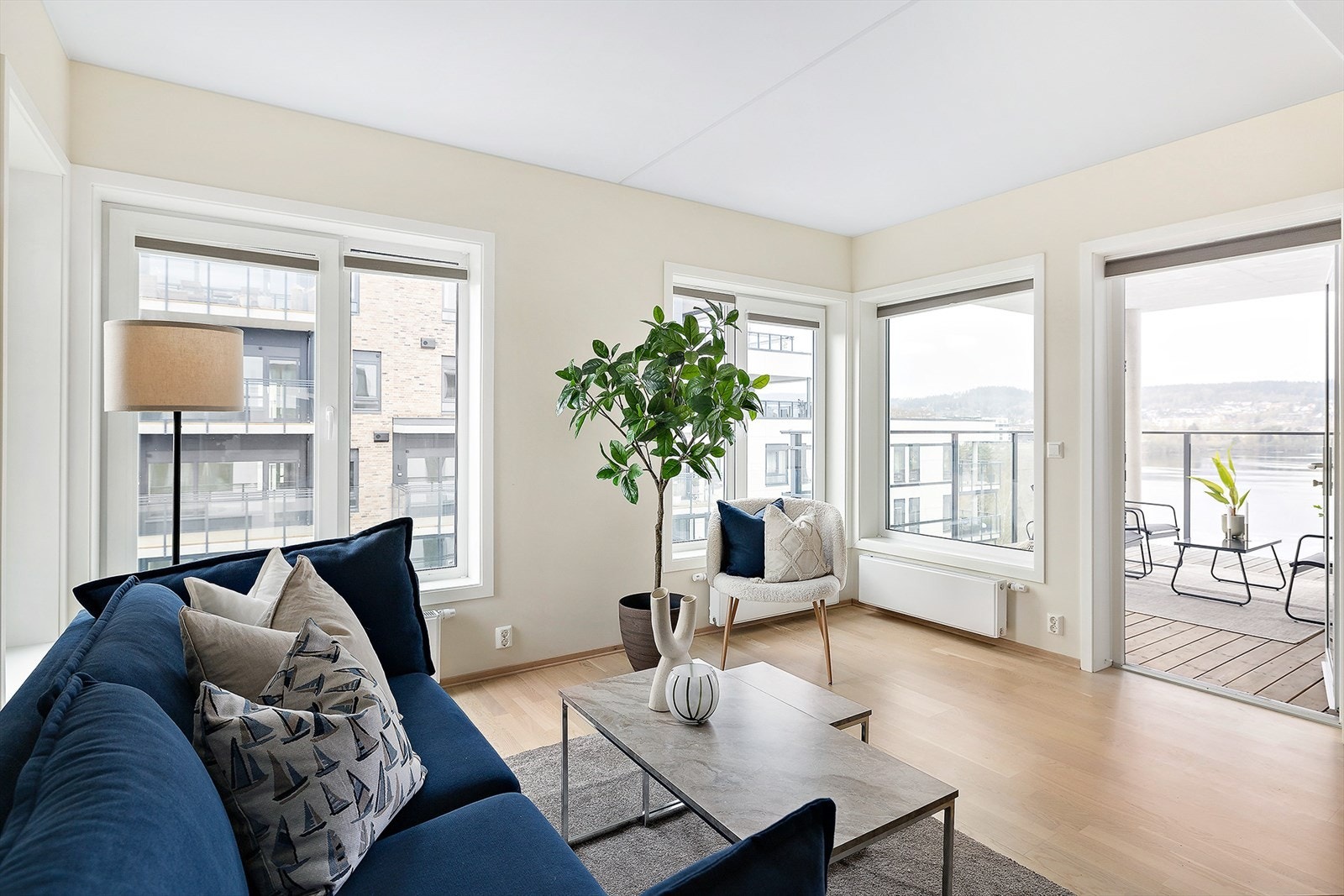 Leiligheten er digitalt stylet, her har du et eksempel fra sofakroken, med denne plasseringen vil du få utsikt ned til Hjellevannet Galleribilde