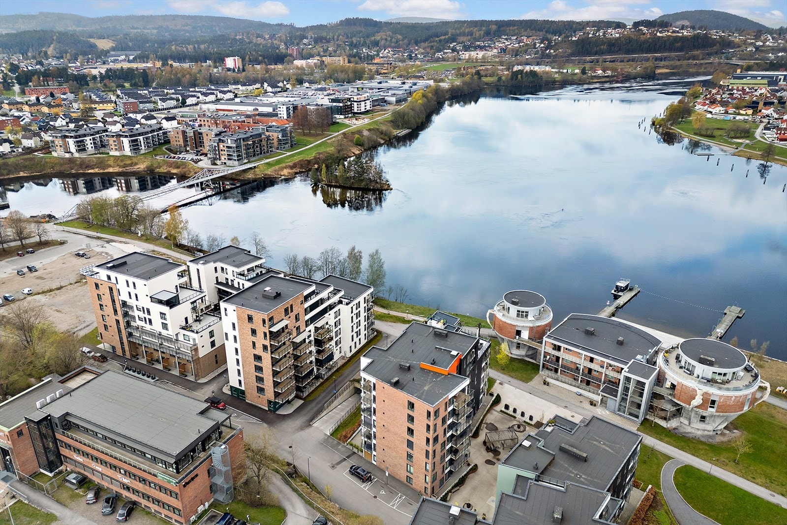 Dronefoto av hele klosterhagen området fra en annen vinkel, i bakgrunn ser du Herkules området. Galleribilde