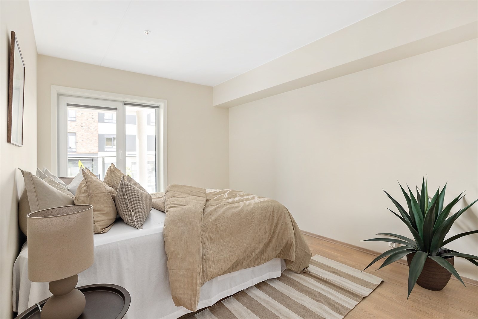 Hovedsoveromet er stort og fint, med garderobeskap. Galleribilde